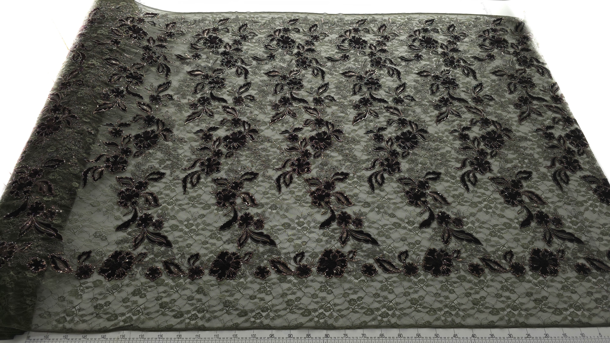 Material cu flori maro și margele colorate pe tulle verde olive, vedere de ansamblu