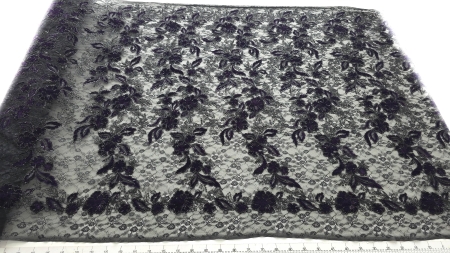 Material cu flori mov și margele pe tulle negru, vedere de ansamblu