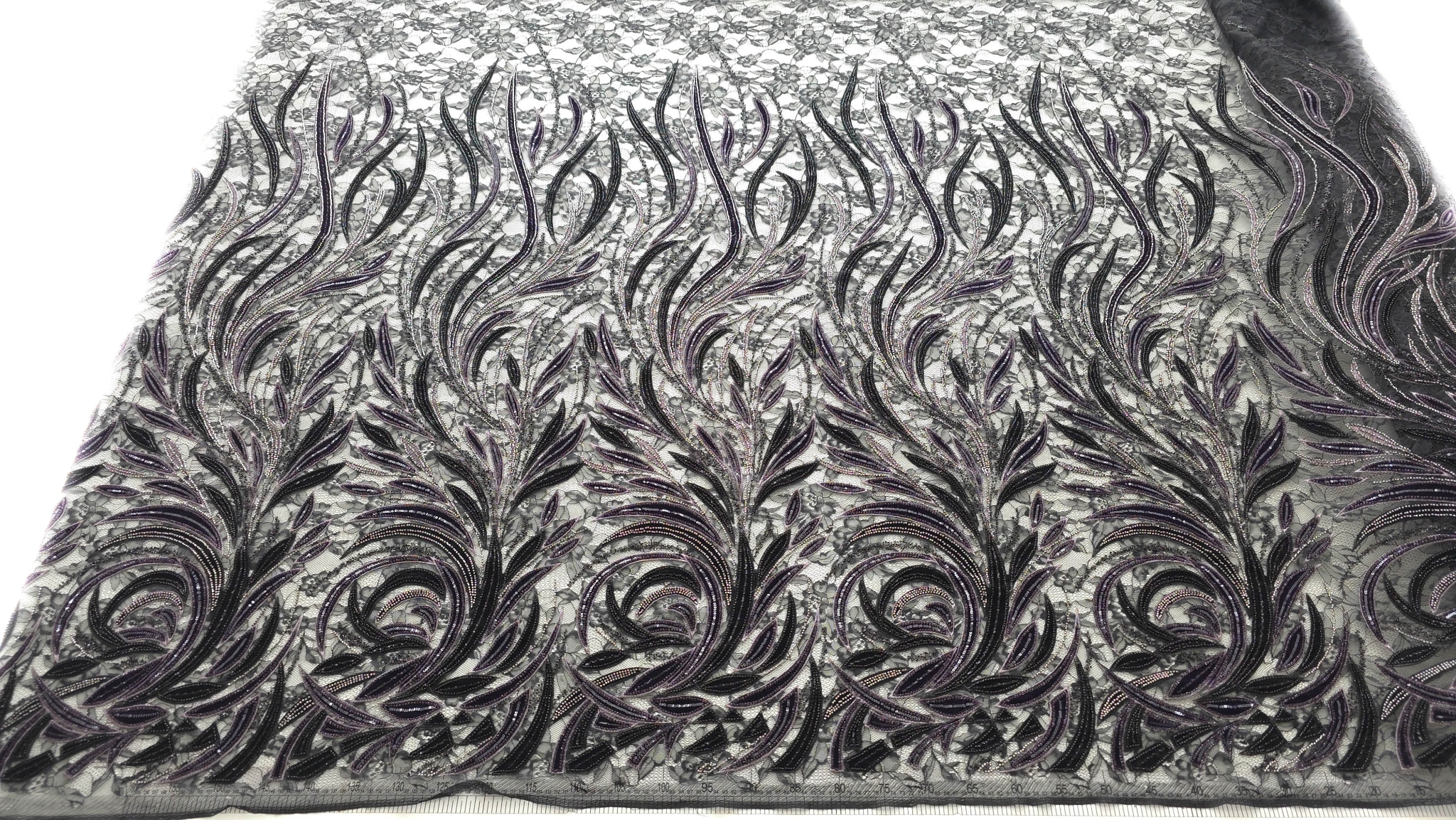 Material cu motive ondulate bordo și negru pe tulle verde pădure, vedere de ansamblu