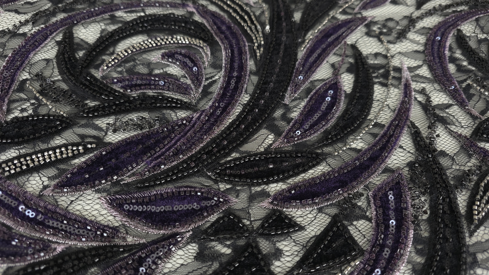 Material în falduri cu reflexii argintii pe motive ondulate