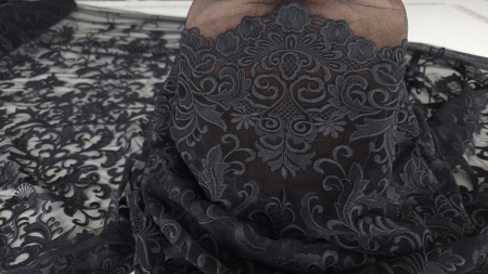 Material negru brodat cu raport simetric pe bază de tulle secțiune laterală