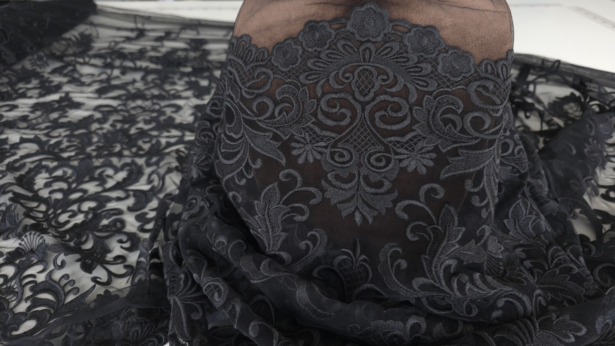 Material negru brodat cu raport simetric pe bază de tulle secțiune laterală