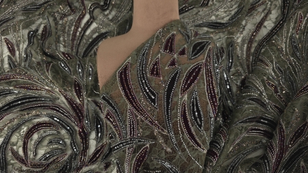 Material pe bust cu motive ondulate maro și bordo pe tulle verde olive, margele vizibile