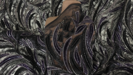 Material pe bust cu spirale bordo negru și margele argintii pe tulle verde pădure