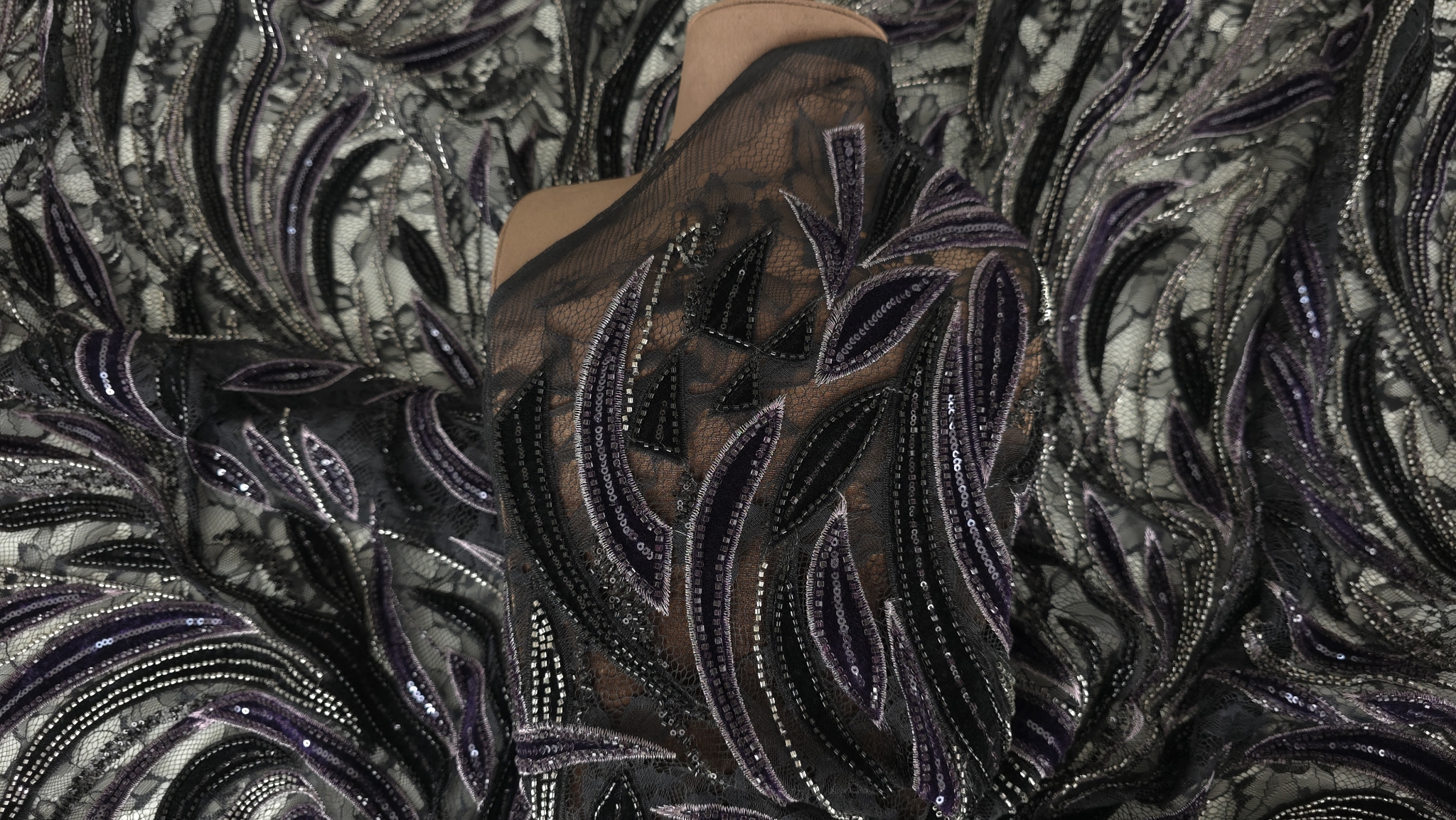 Material pe bust cu spirale bordo negru și margele argintii pe tulle verde pădure