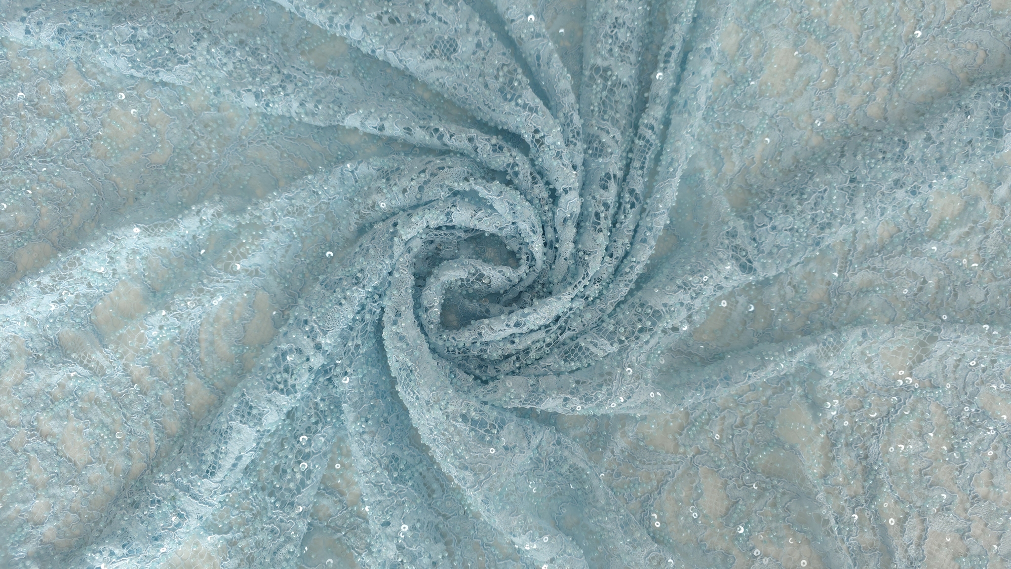 Dantelă albastru pastel cu mărgele răsucită în spirală cu broderie florală și străluciri pe suprafață