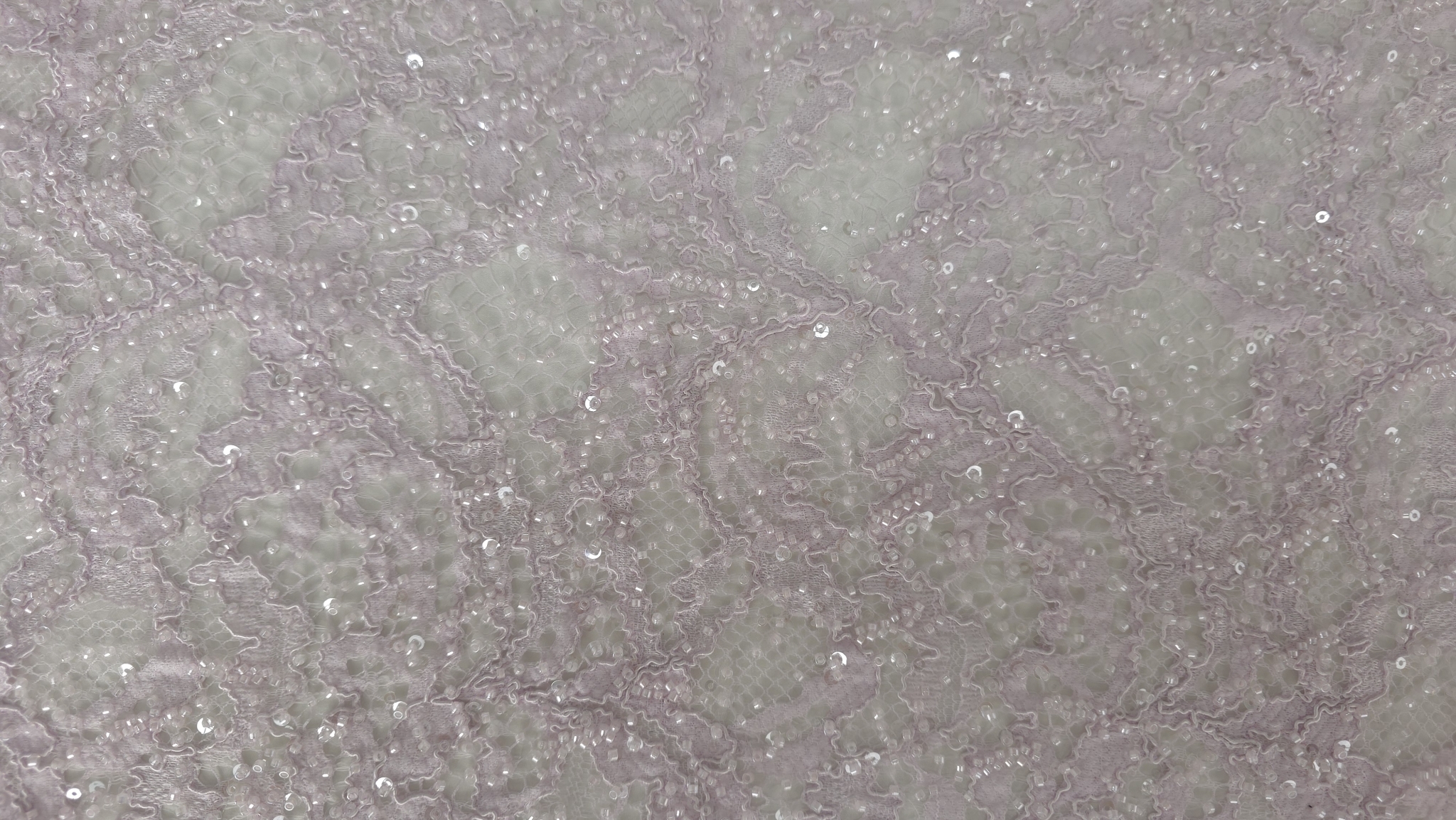 Material roz pastel drapat pe manechin, vedere frontală cu falduri ușoare