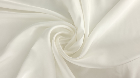 Material satinat din vâscoză ivory aranjat în spirală cu reflexii de lumină