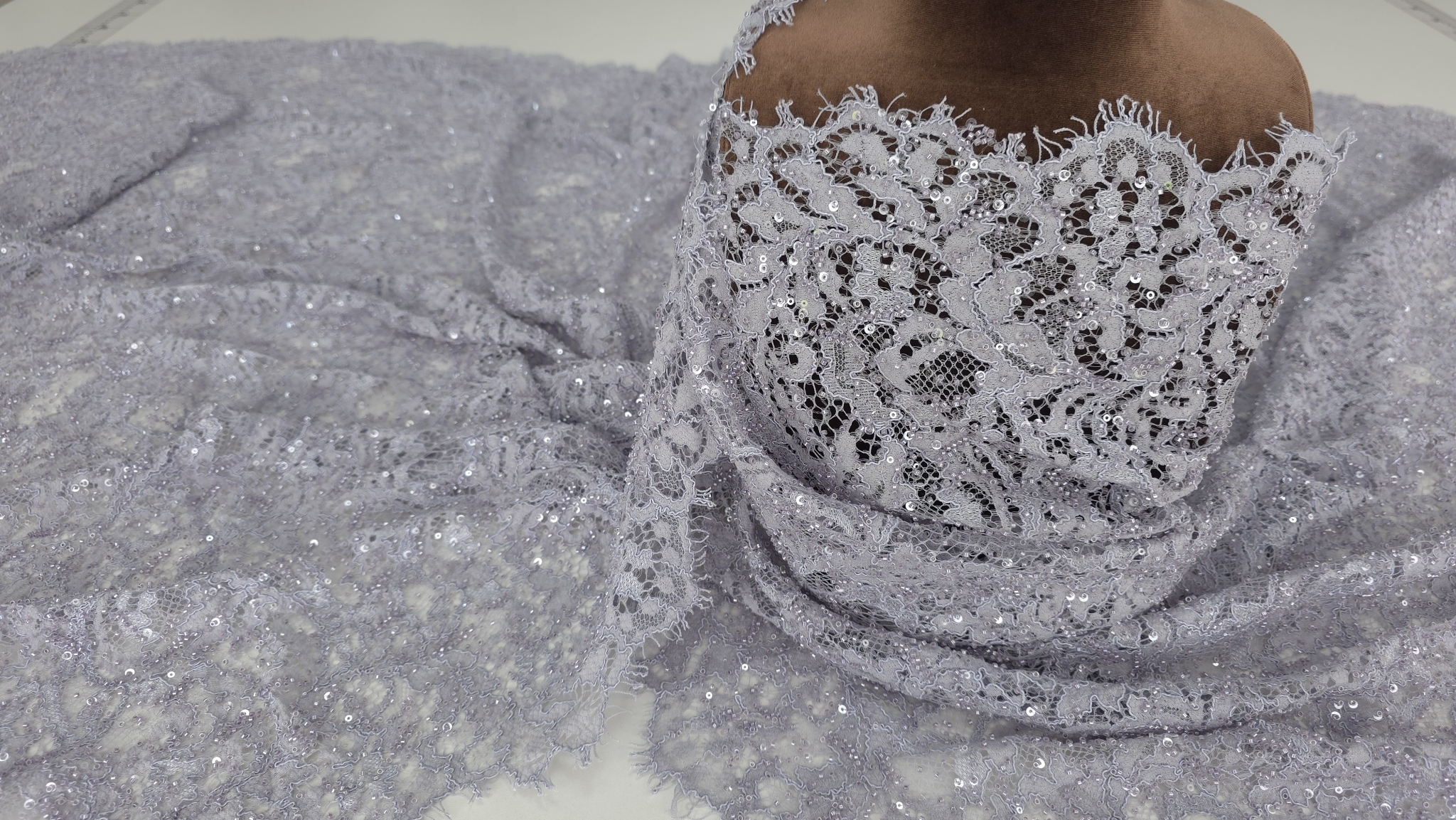 Material textil drapat pe manechin cu falduri naturale și reflexii discrete