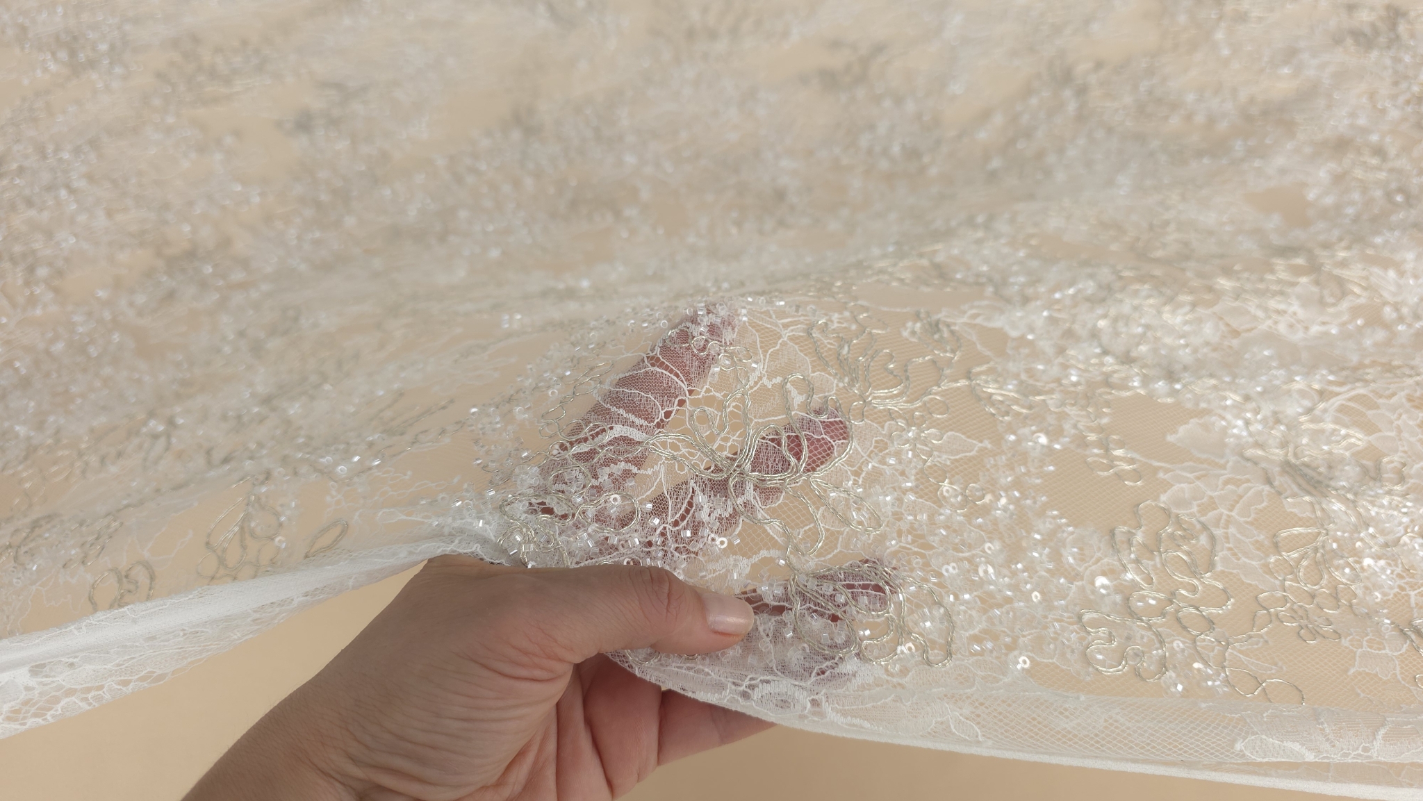 Material textil ușor ridicat, cu model repetitiv și puncte de lumină