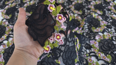 Material tinut in mana evidentiind structura sparta si golurile deschise