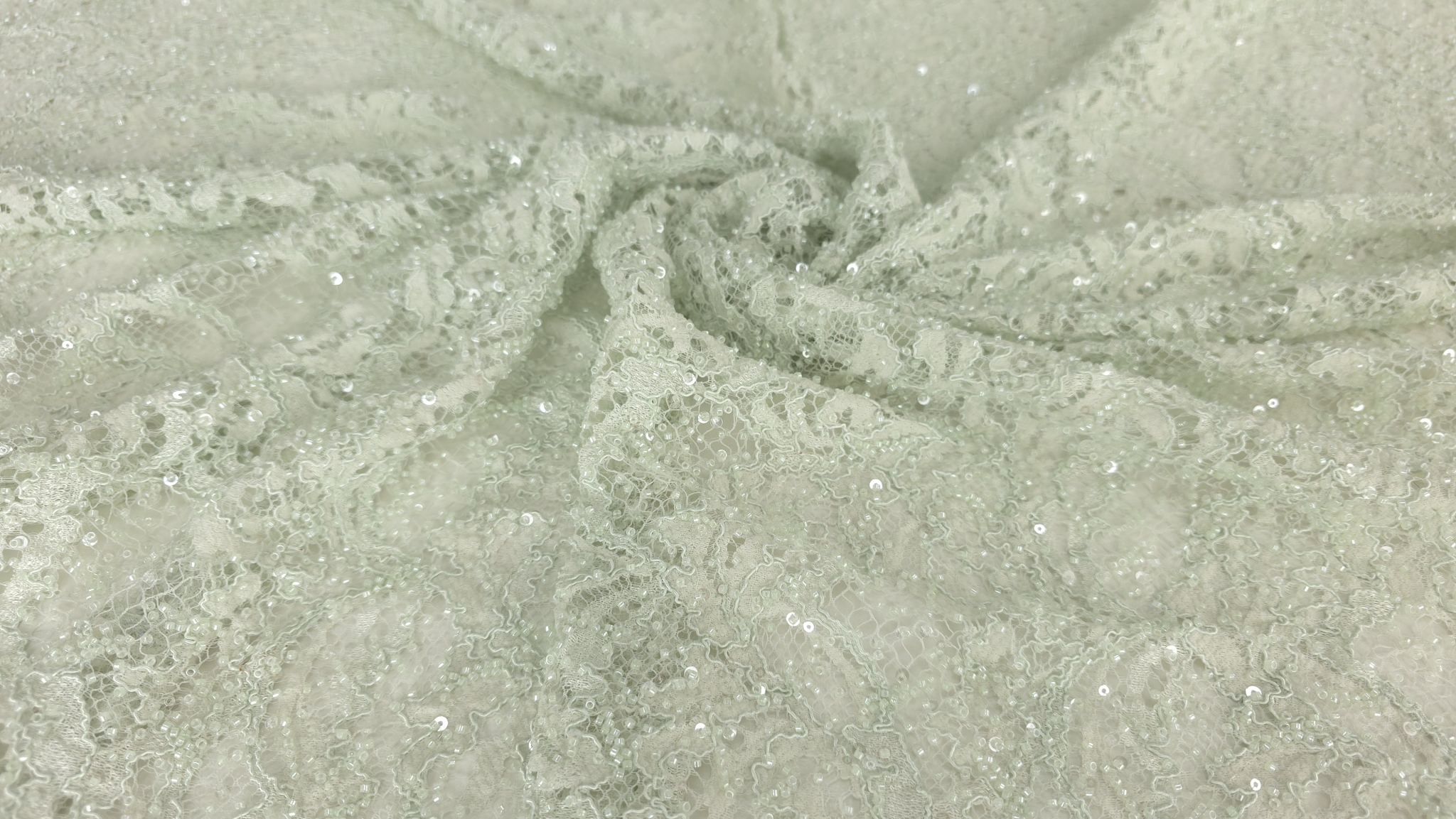 Material verde pastel desfășurat pe toată lățimea cu bordură dublă pe ambele margini