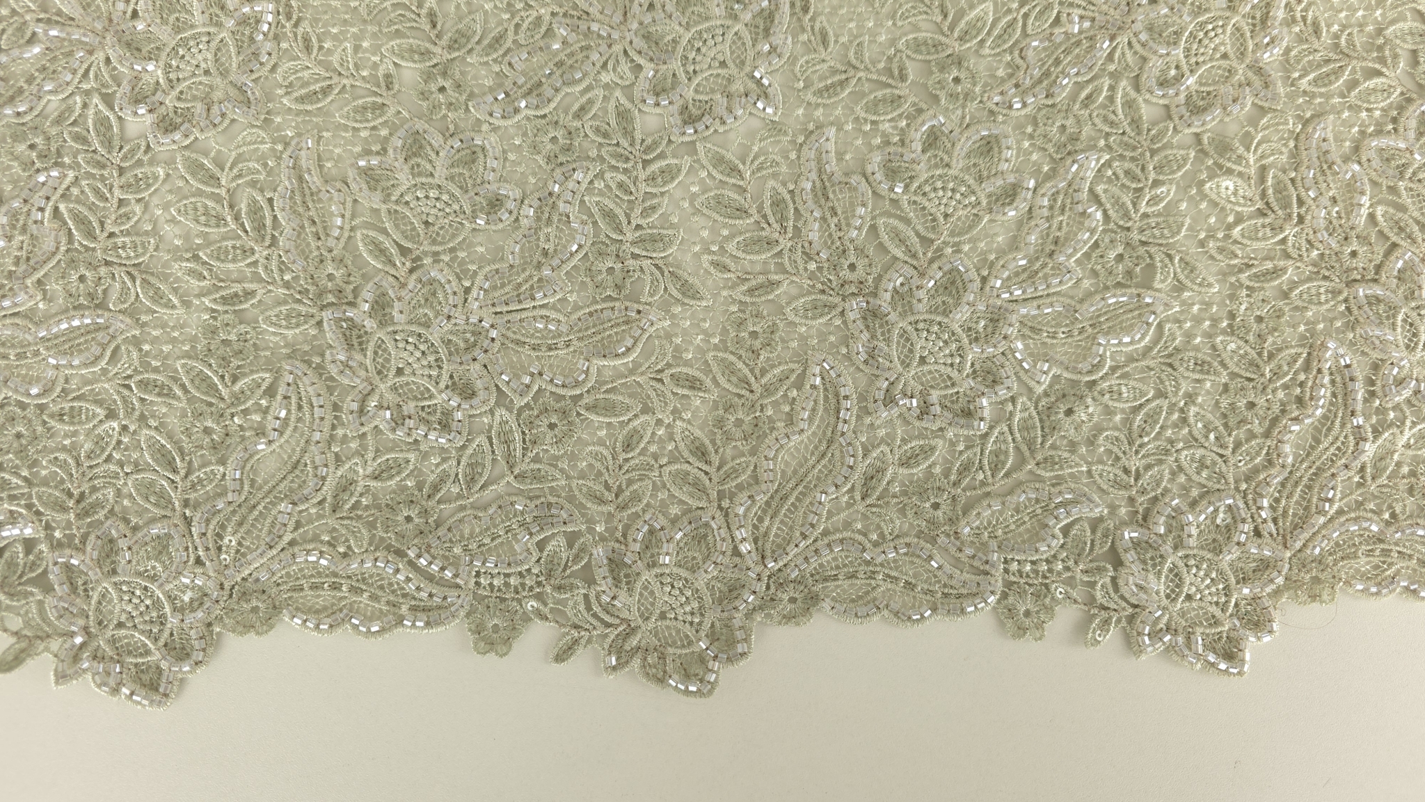 Metraj brodat olive accesorizat manual cu detaliu pe contururile florale