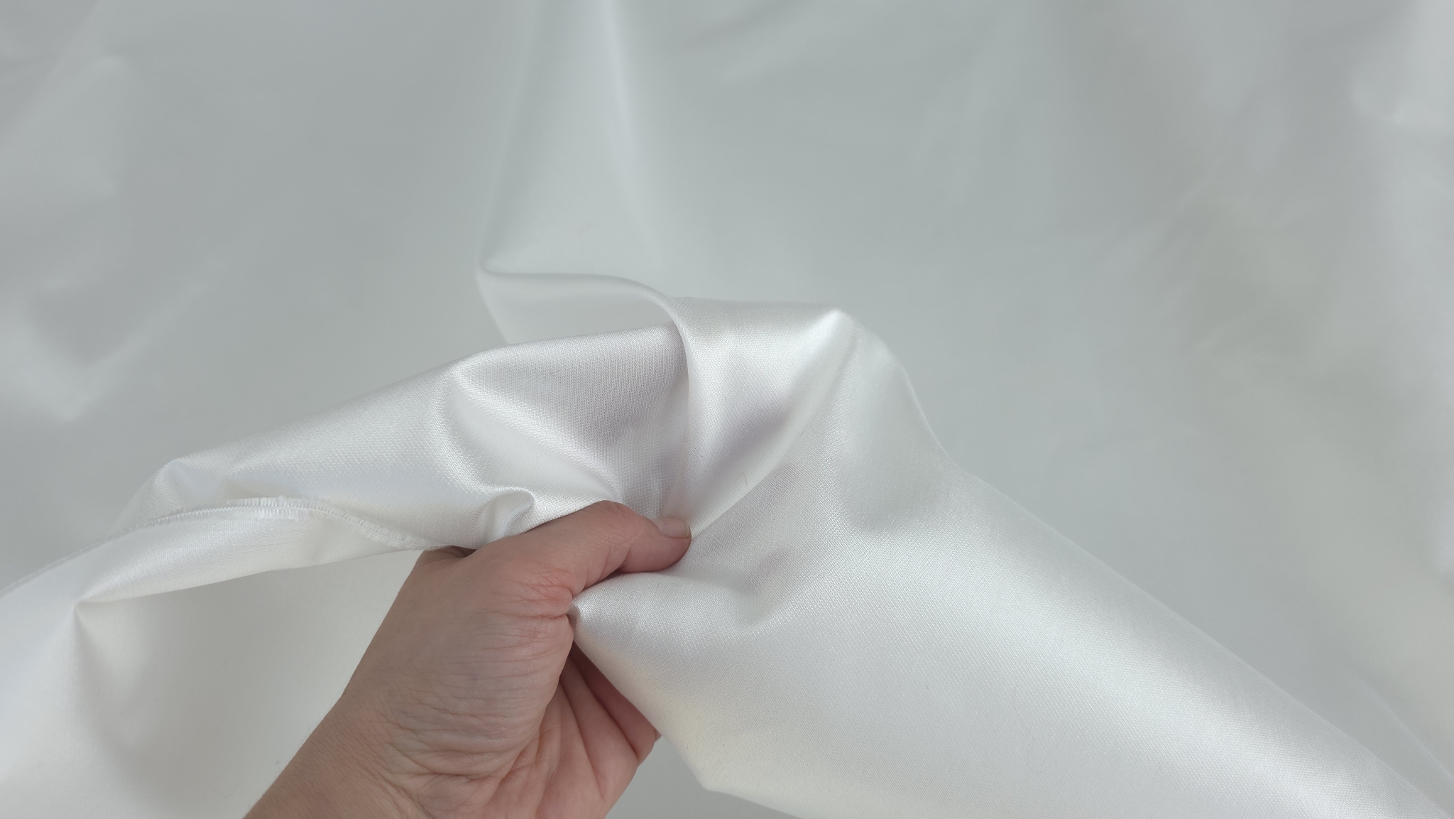 Mikado ivory cu mătase naturală mână strângând materialul pentru a arăta textura