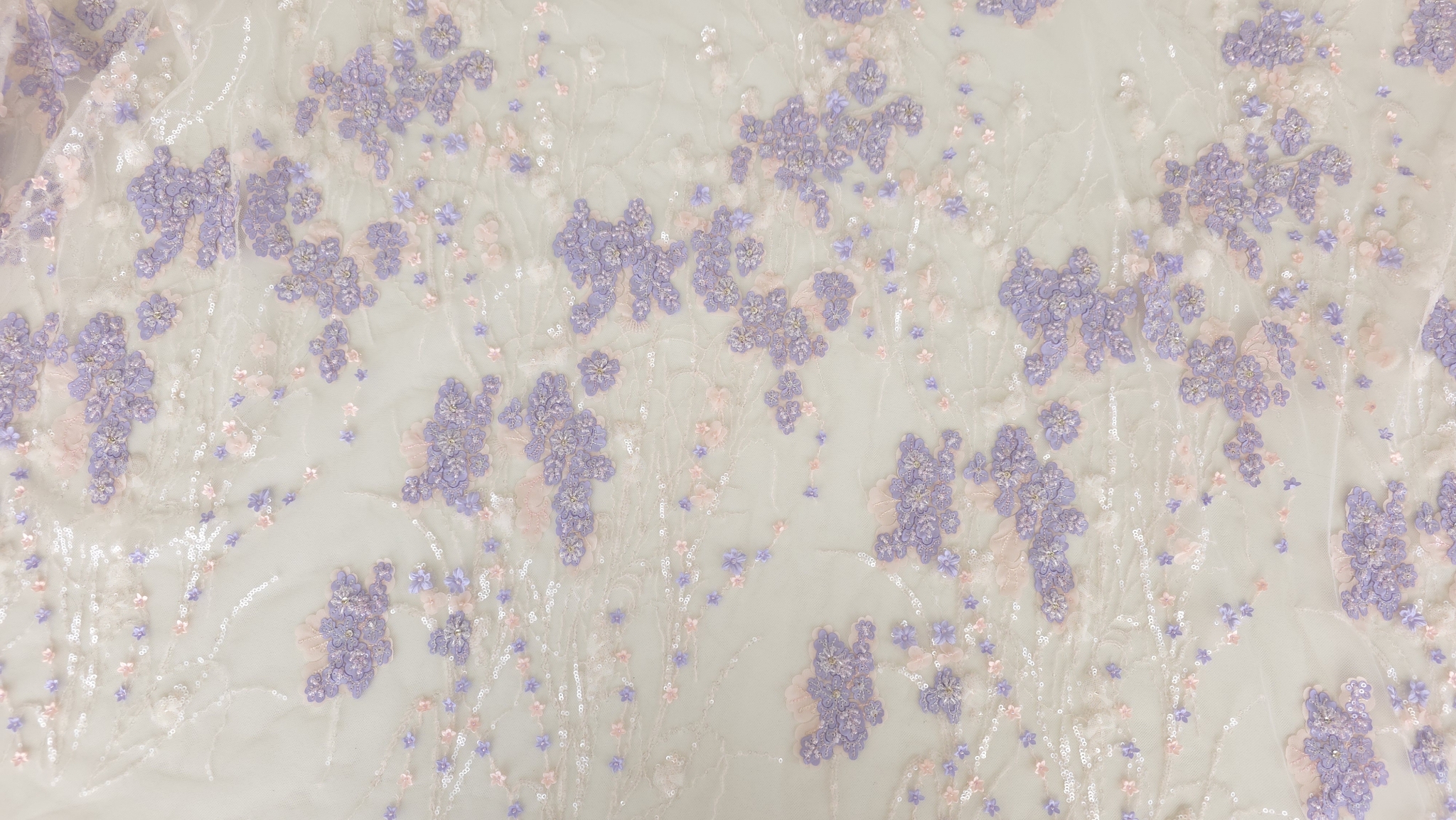 Model repetitiv de flori grupate asimetric pe fond alb translucid