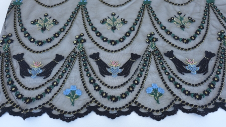 Model romantic cu maini negre brodate si inima albastra pe tulle