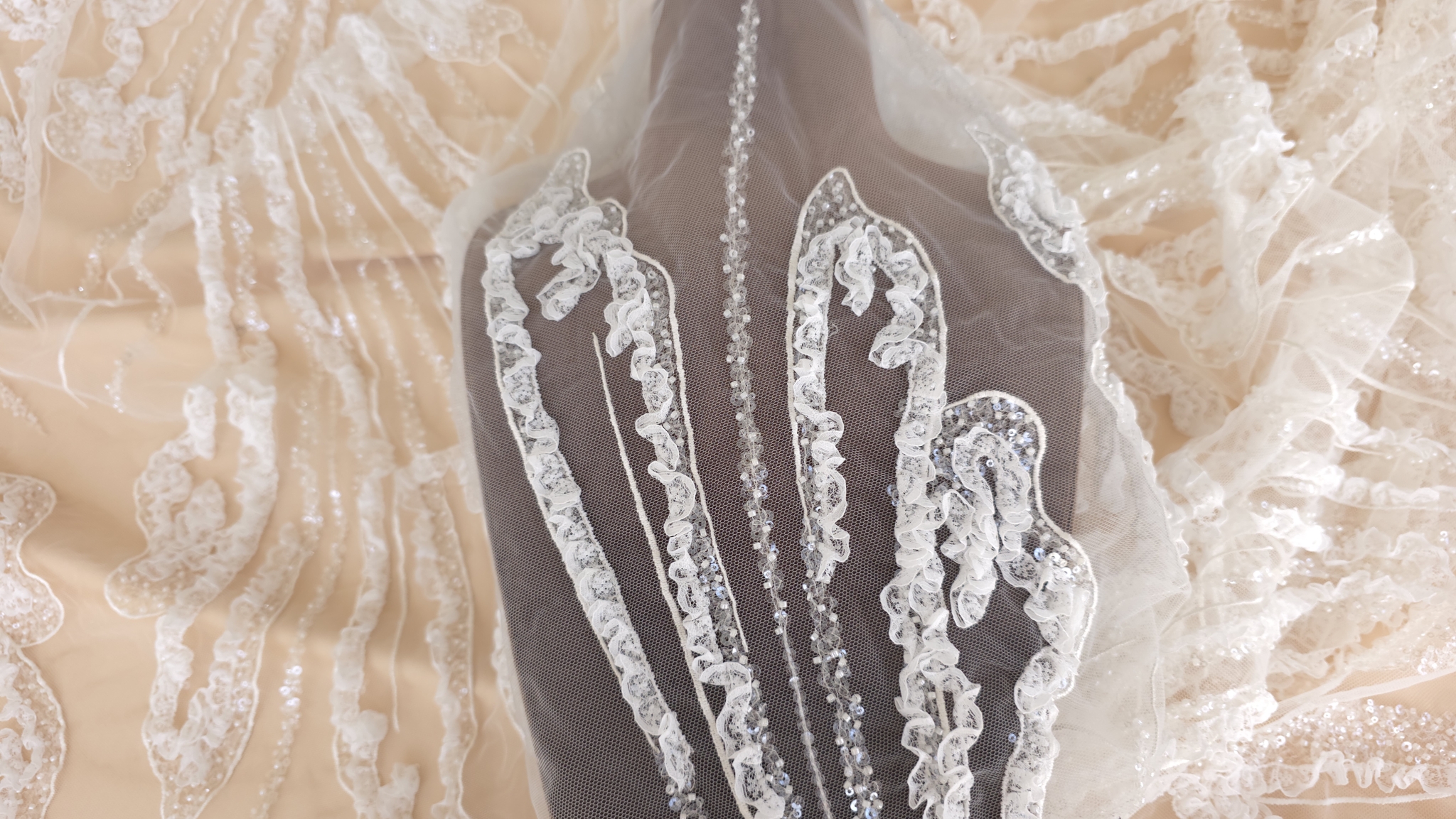 Margele transparente și paiete fixate de-a lungul liniilor curbe