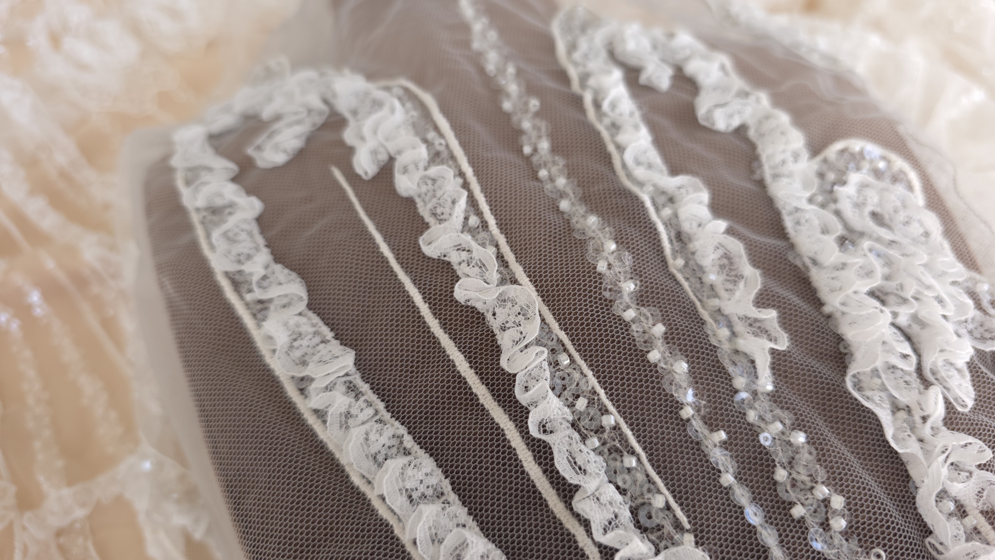 Motiv simetric ivory cu linii curbe și volănașe pe fond nude transparent