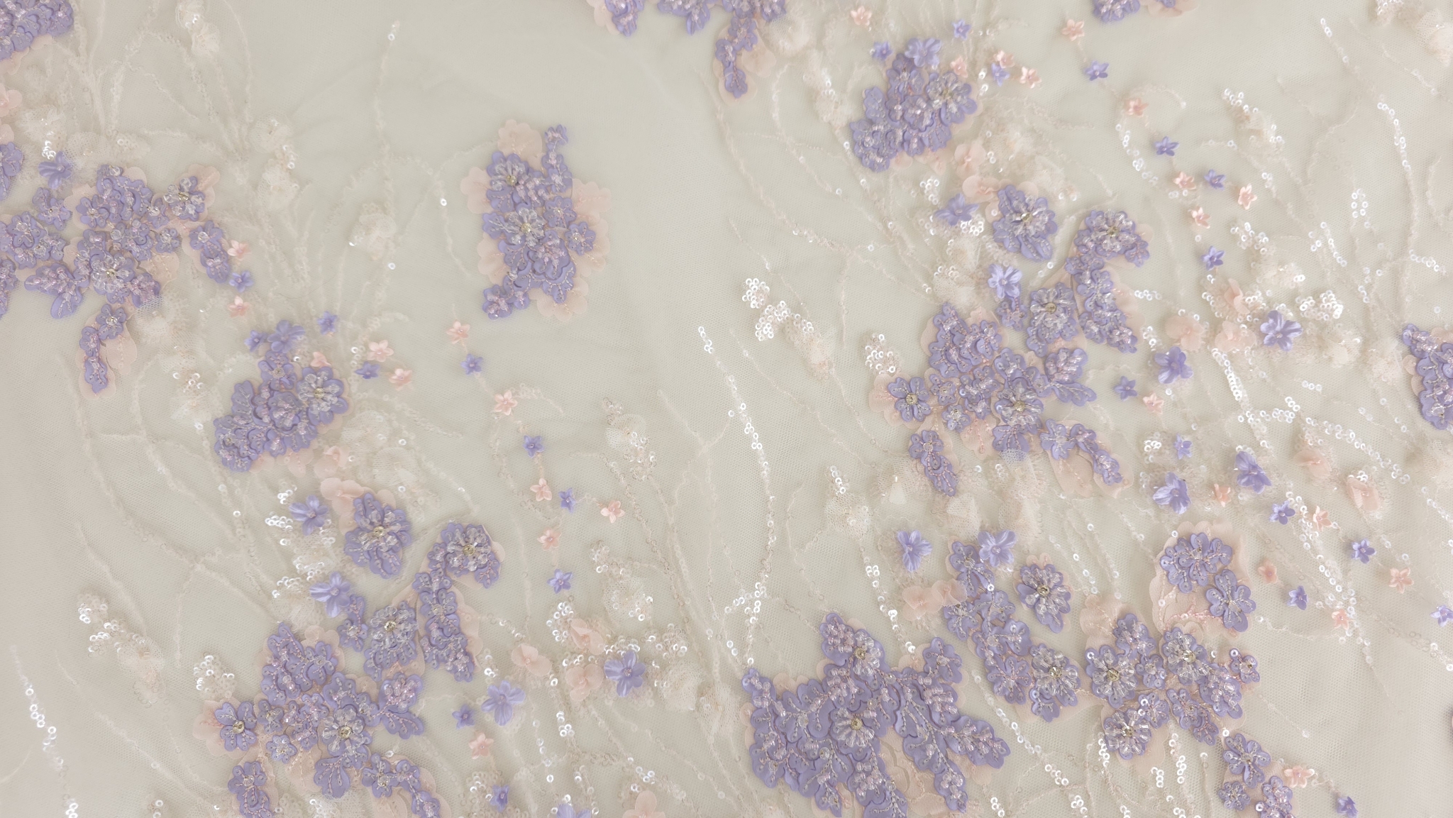 Motive botanice și linii șerpuite decorate cu paiete strălucitoare pe suprafață