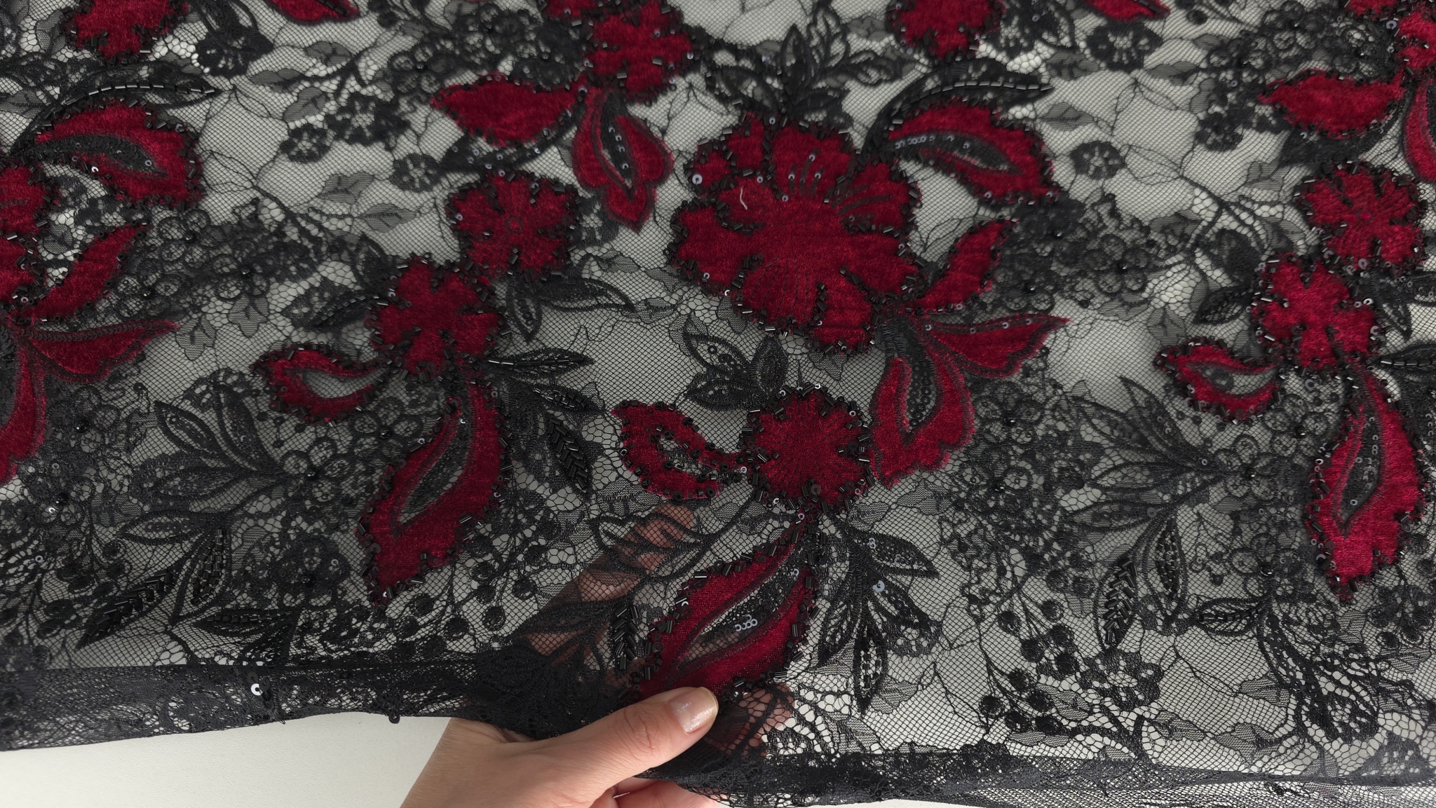 Motive florale din catifea roșu sânge cu margele tubulare pe dantelă chantilly