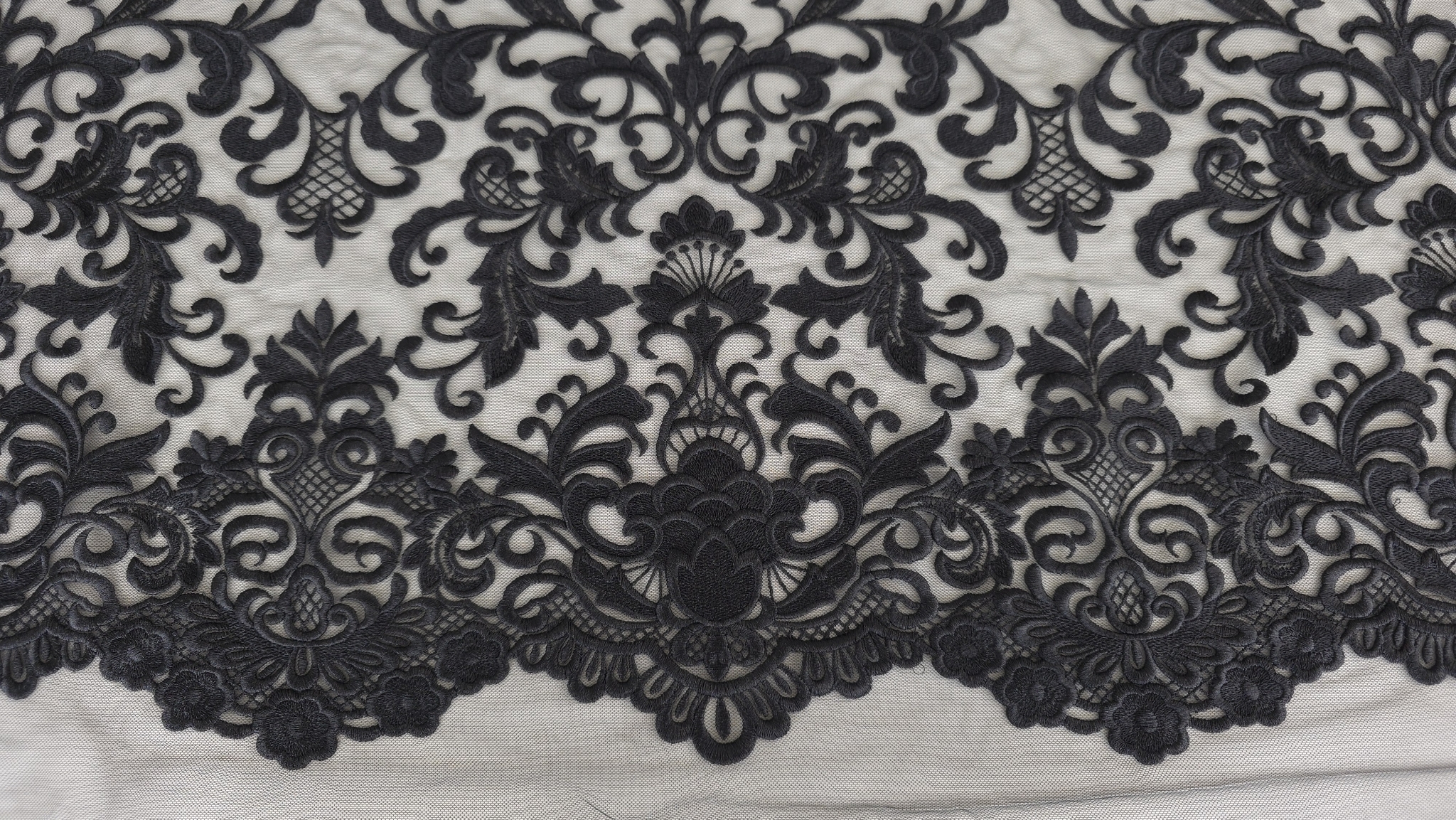 Plan apropiat al broderiei dense cu fir negru mat pe tulle fin