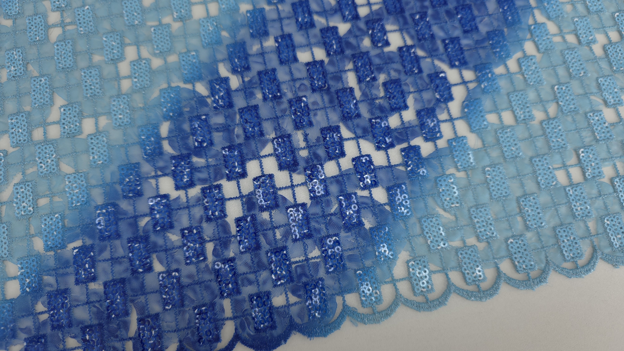 Plan apropiat al dreptunghiurilor brodate cu paiete în două tonuri pe fond transparent