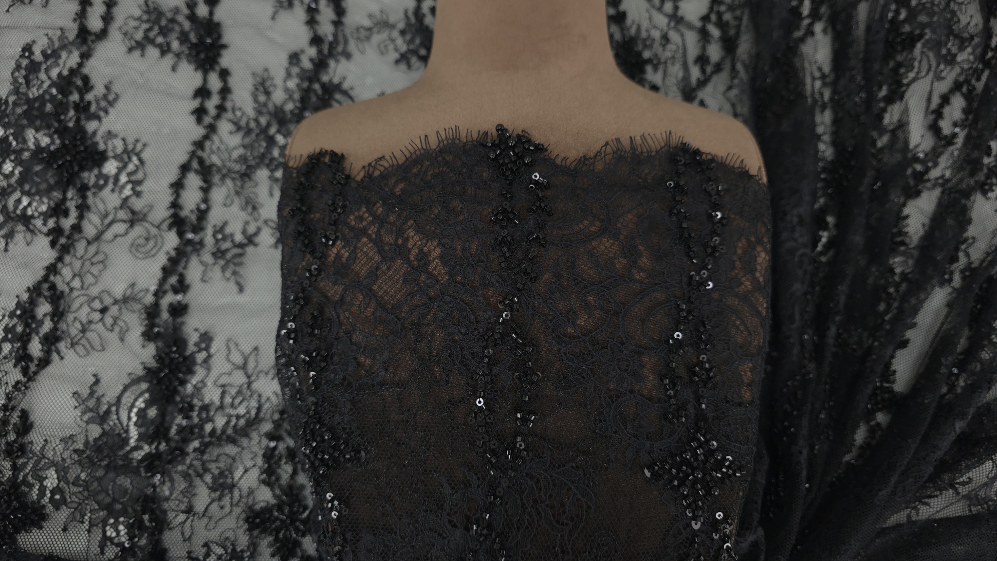 Plan apropiat pe broderia florală neagră cu gene de bordură și micropaiete negre lucioase