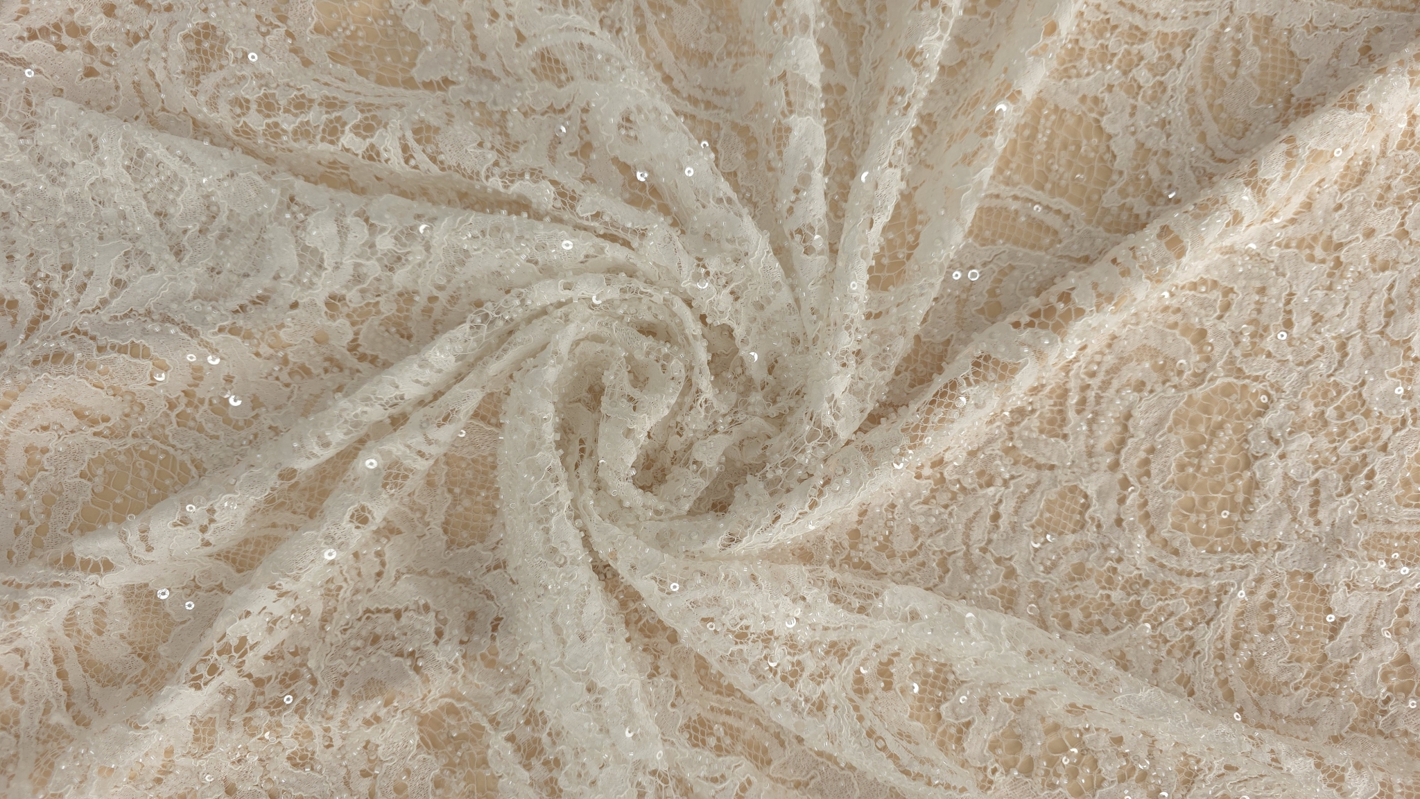 Plan apropiat pe mărgele și micropaiete aplicate pe dantelă ivory