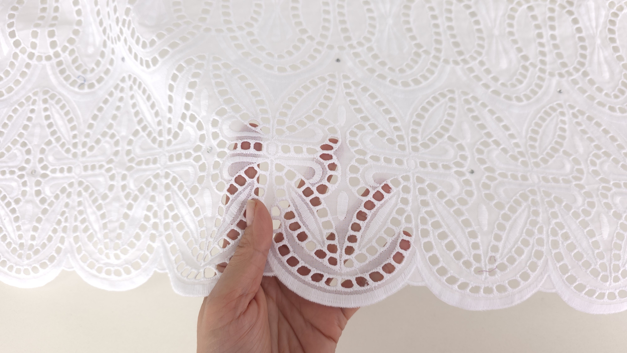 Plan apropiat pe motive geometrice de tip cruce și margine scalloped din bumbac brodat alb