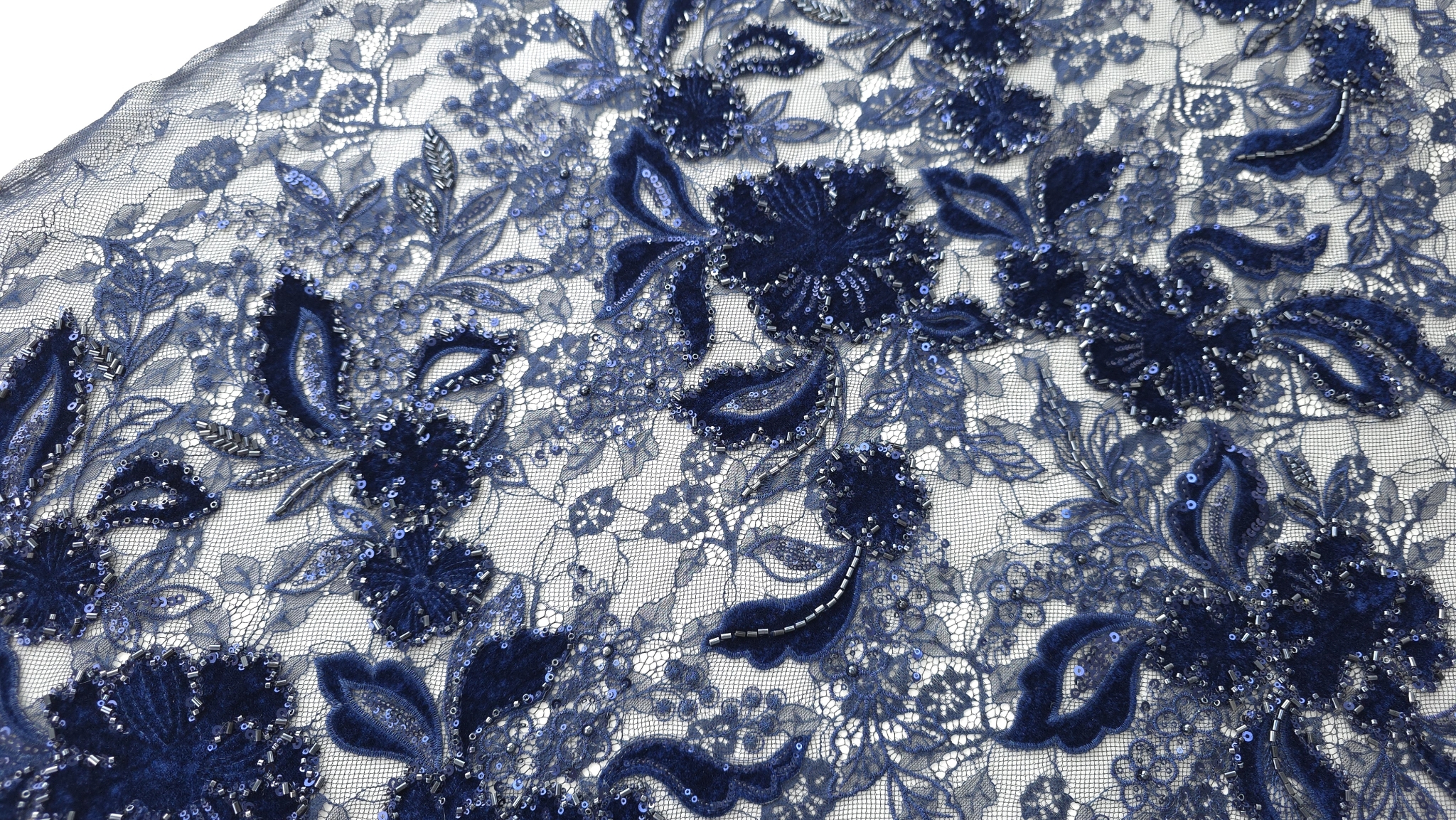 Plan mediu pe motive florale bleumarin cu margele tubulare pe contur