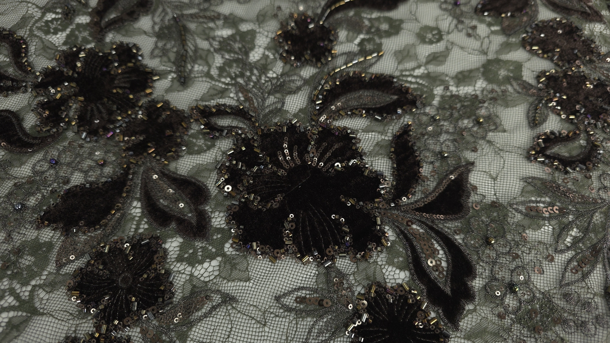 Plan mediu pe motive florale maro cu margele multicolore pe contur