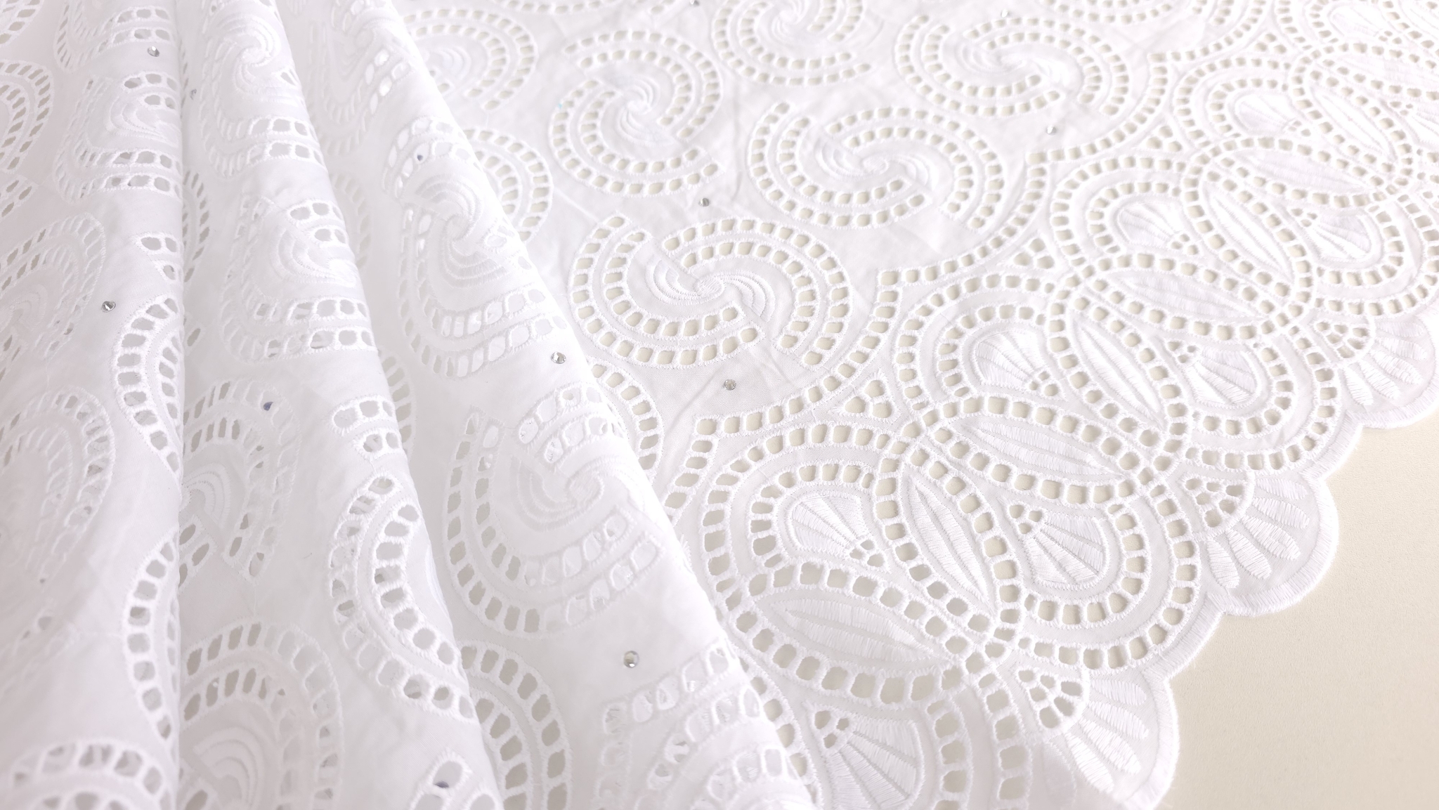 Suprafață completă a dantelei brodate spartă cu model spirală repetitiv și cristale rare distribuite uniform