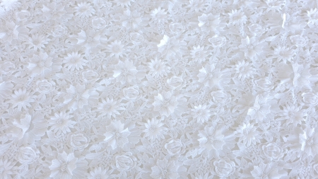 Suprafața cu flori brodate pe tul întinsă plan
