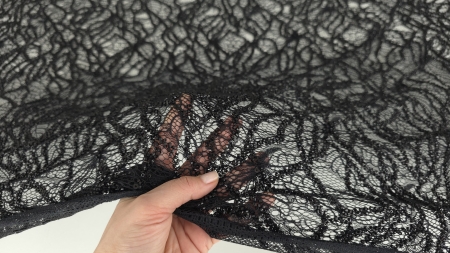 Suprafață de dantelă rebrodată cu motive florale dense și margele pe contururi