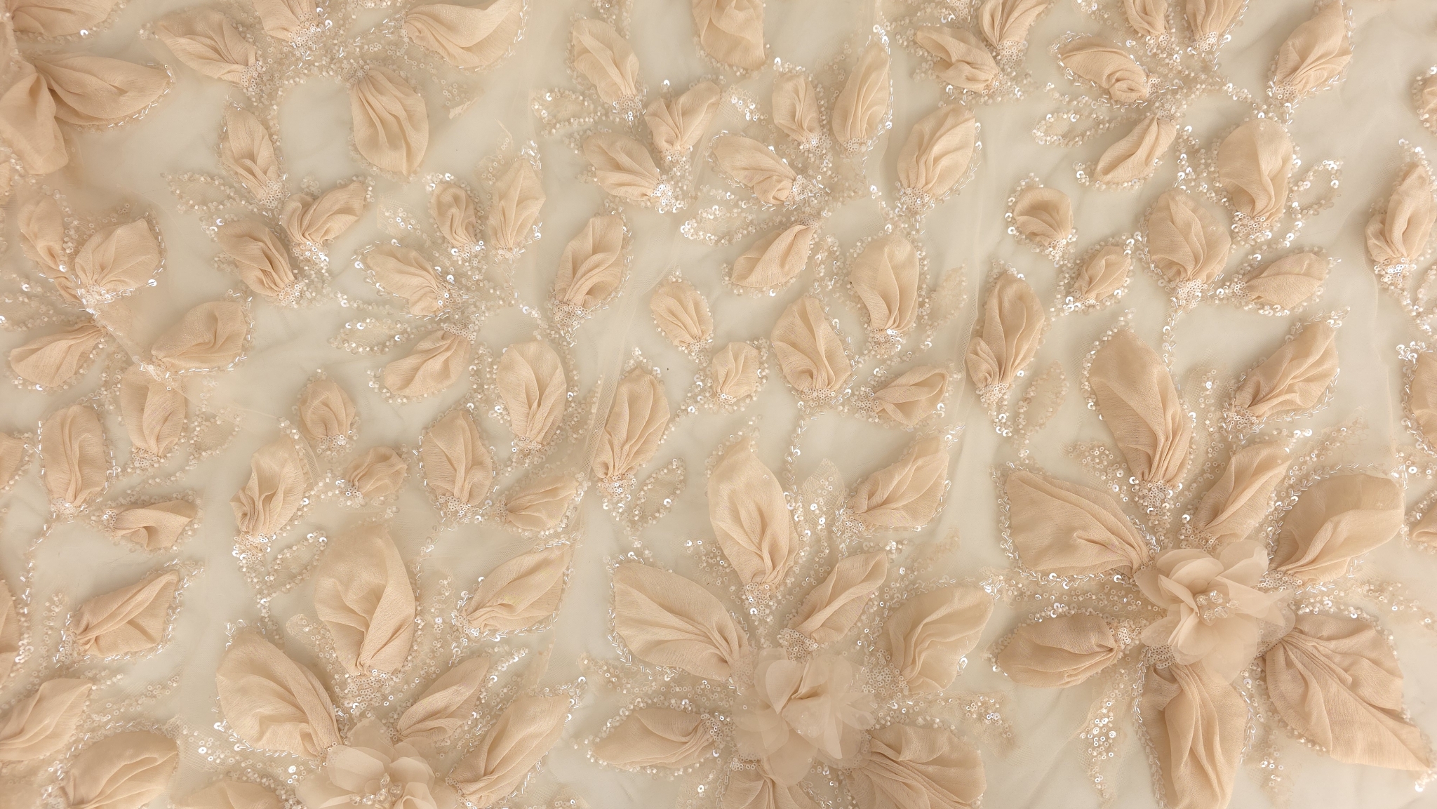 Suprafață de tul ivory acoperită cu aplicații florale 3D și mărgele tubulare