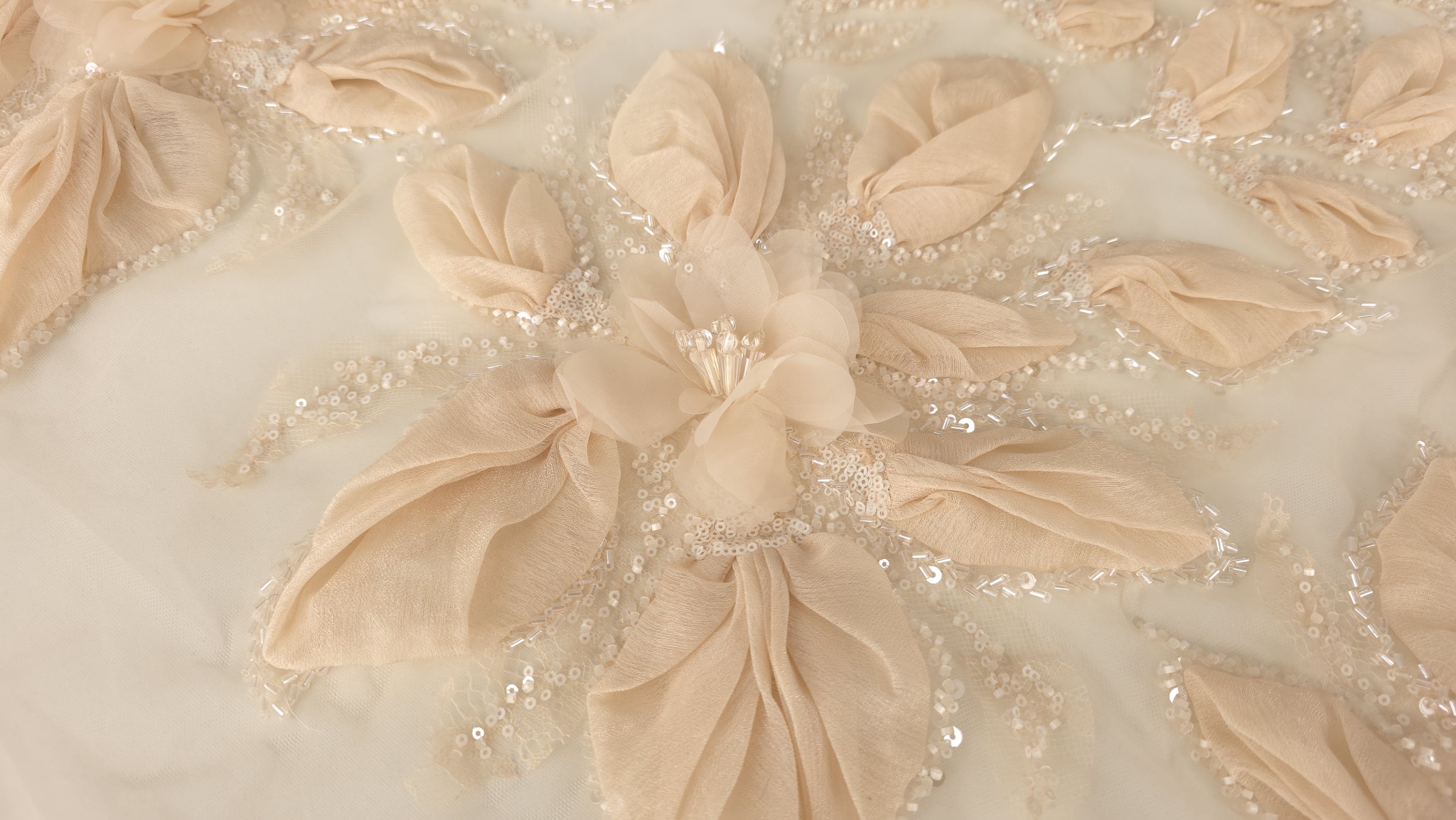 Suprafață de tul ivory cu flori 3D peach și ramuri brodate cu paiete, vedere din unghi lateral
