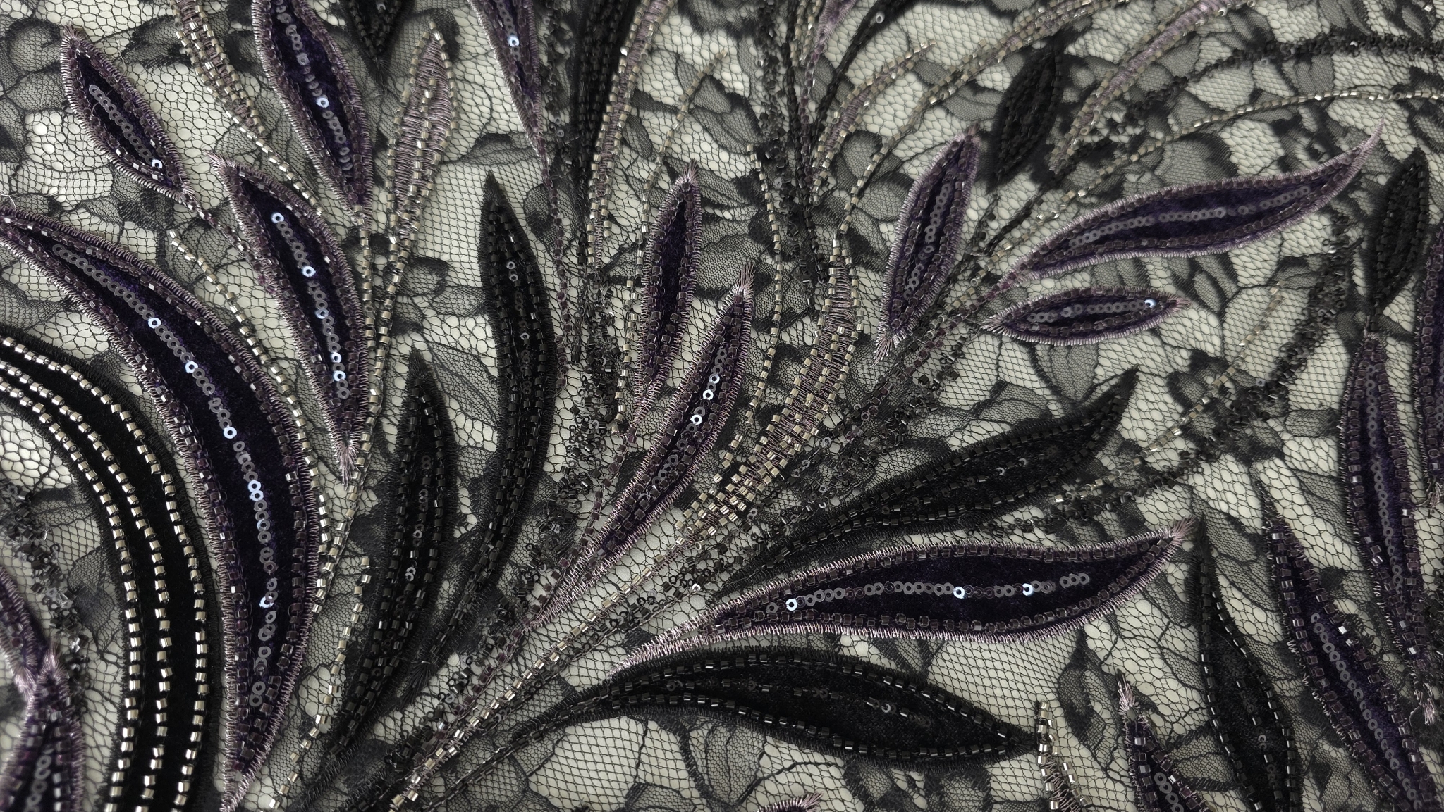 Suprafața mată a catifelei bordo în contrast cu margelele argintii