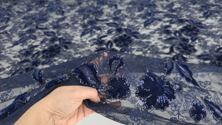 Suprafața mată a catifelei închise pe fond de tulle mai deschis