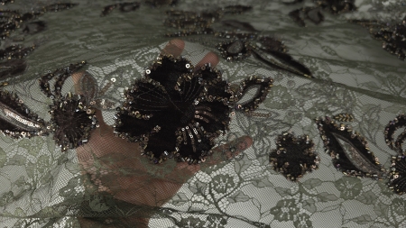 Suprafața mată a catifelei maro în contrast cu luciul paietelor colorate