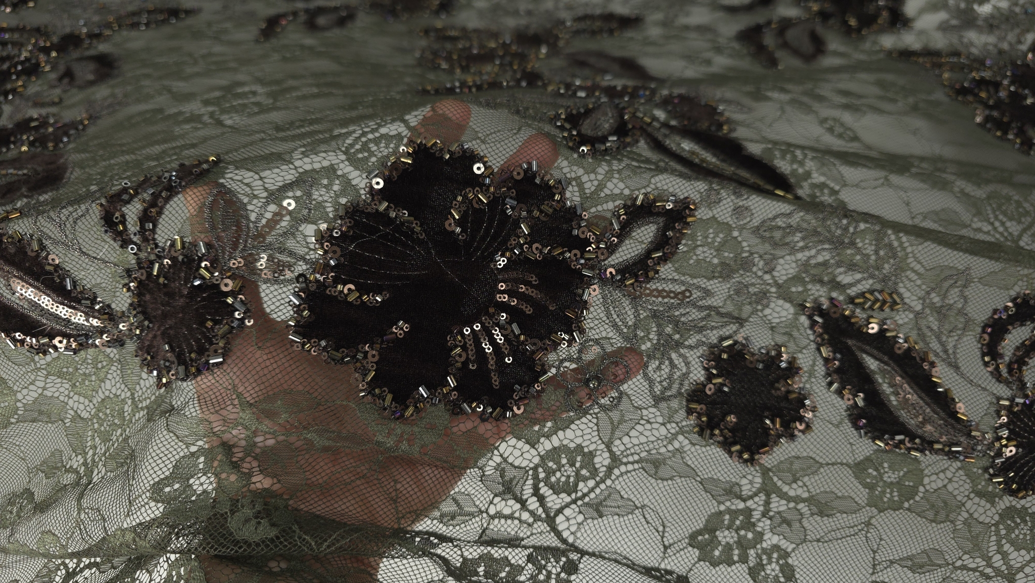 Suprafața mată a catifelei maro în contrast cu luciul paietelor colorate