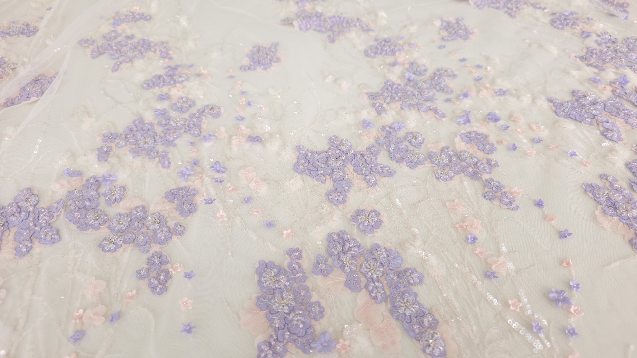 Suprafață textilă cu buchete mari conturate precis și accente subtile de roz