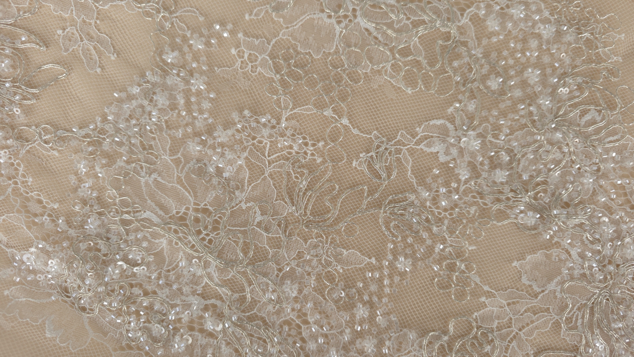 Țesătură fină cu flori interconectate, vedere panoramică de deasupra