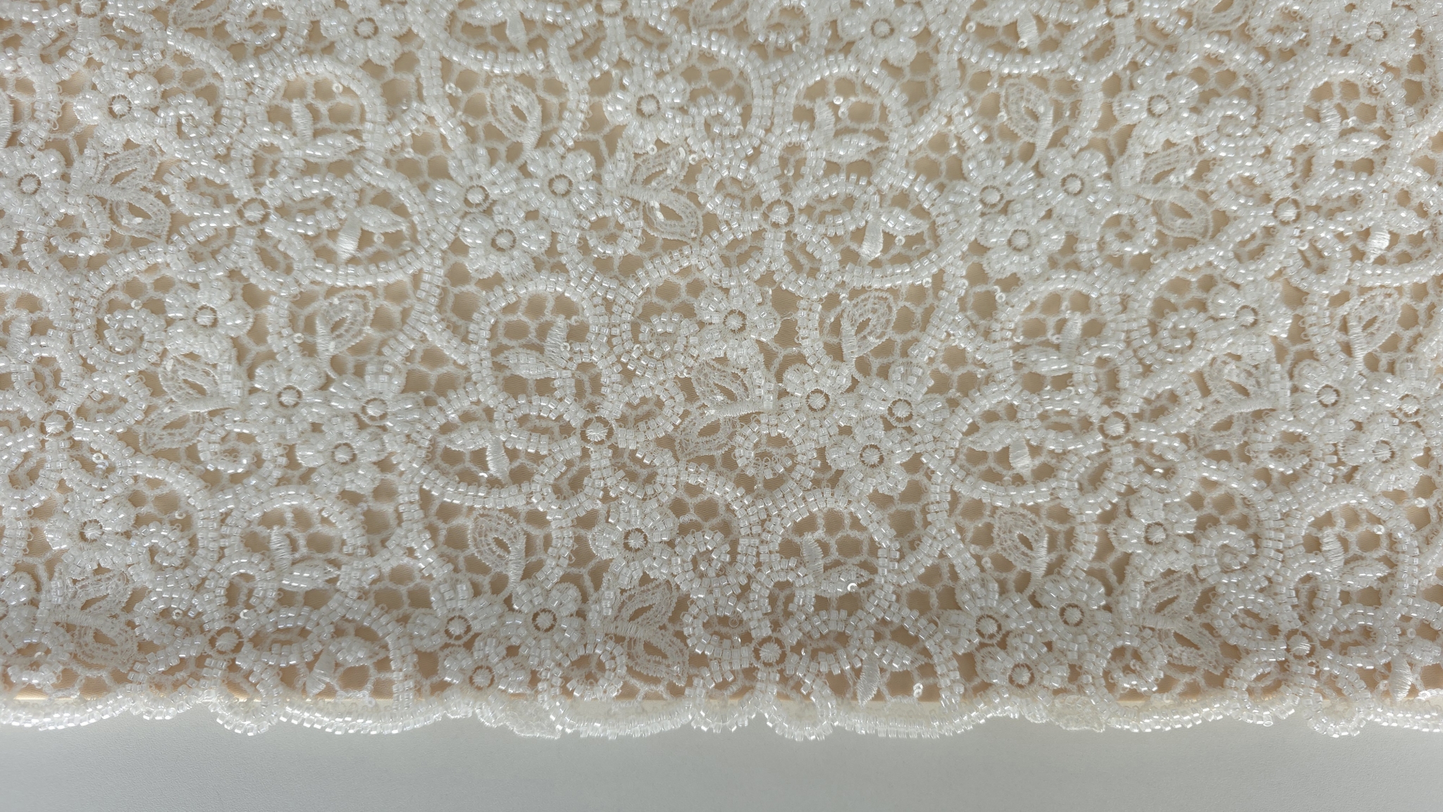 Țesătură fină ivory accesorizată manual fotografiată în lumină naturală