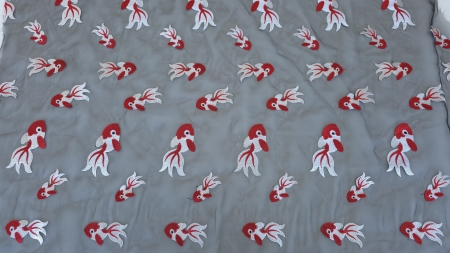 Tesatura pentru rochii de ocazie cu pesti brodati rosii