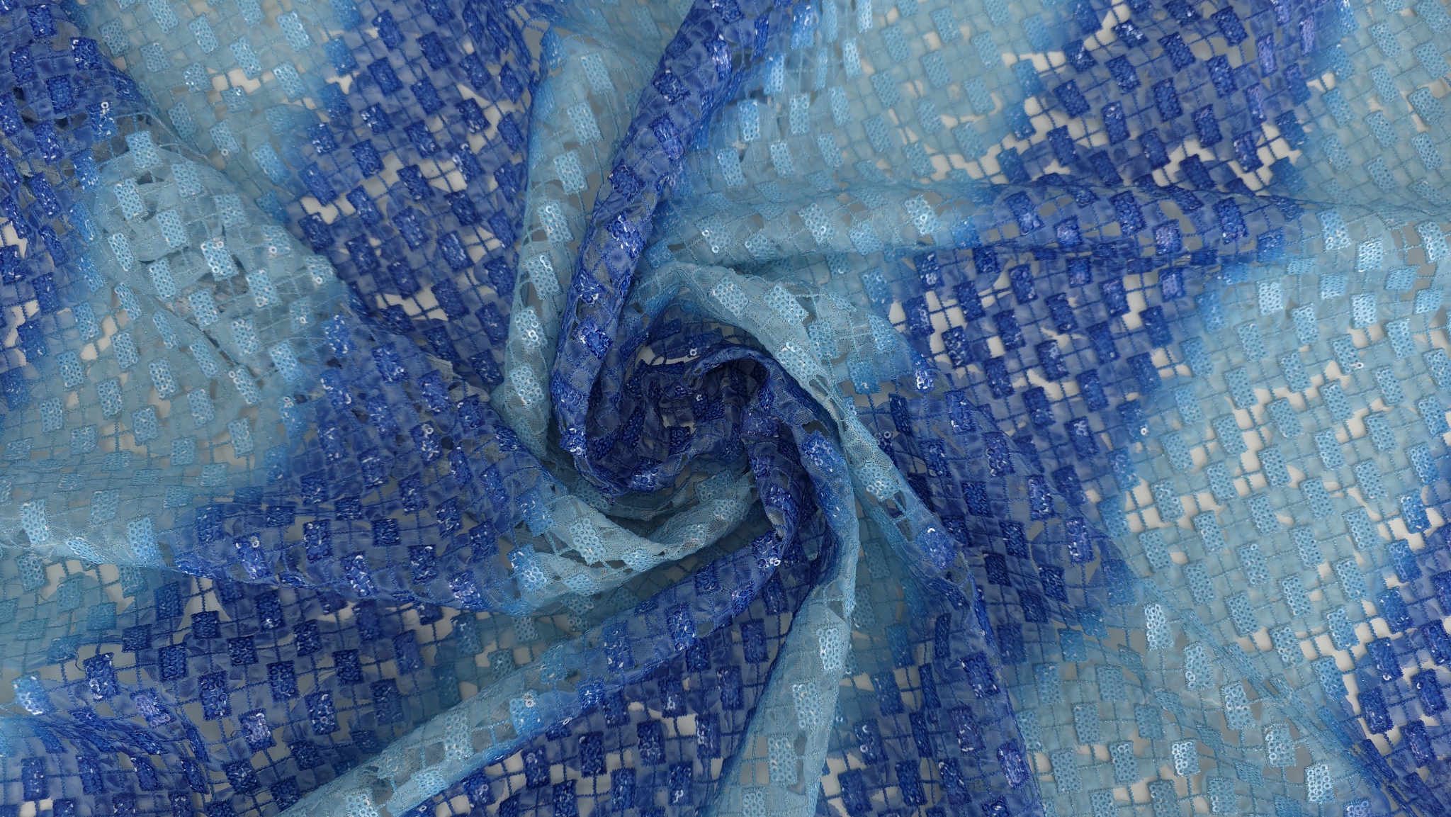 Țesătură răsucită în spirală evidențiind alternanța fâșiilor albastru intens și bleu deschis