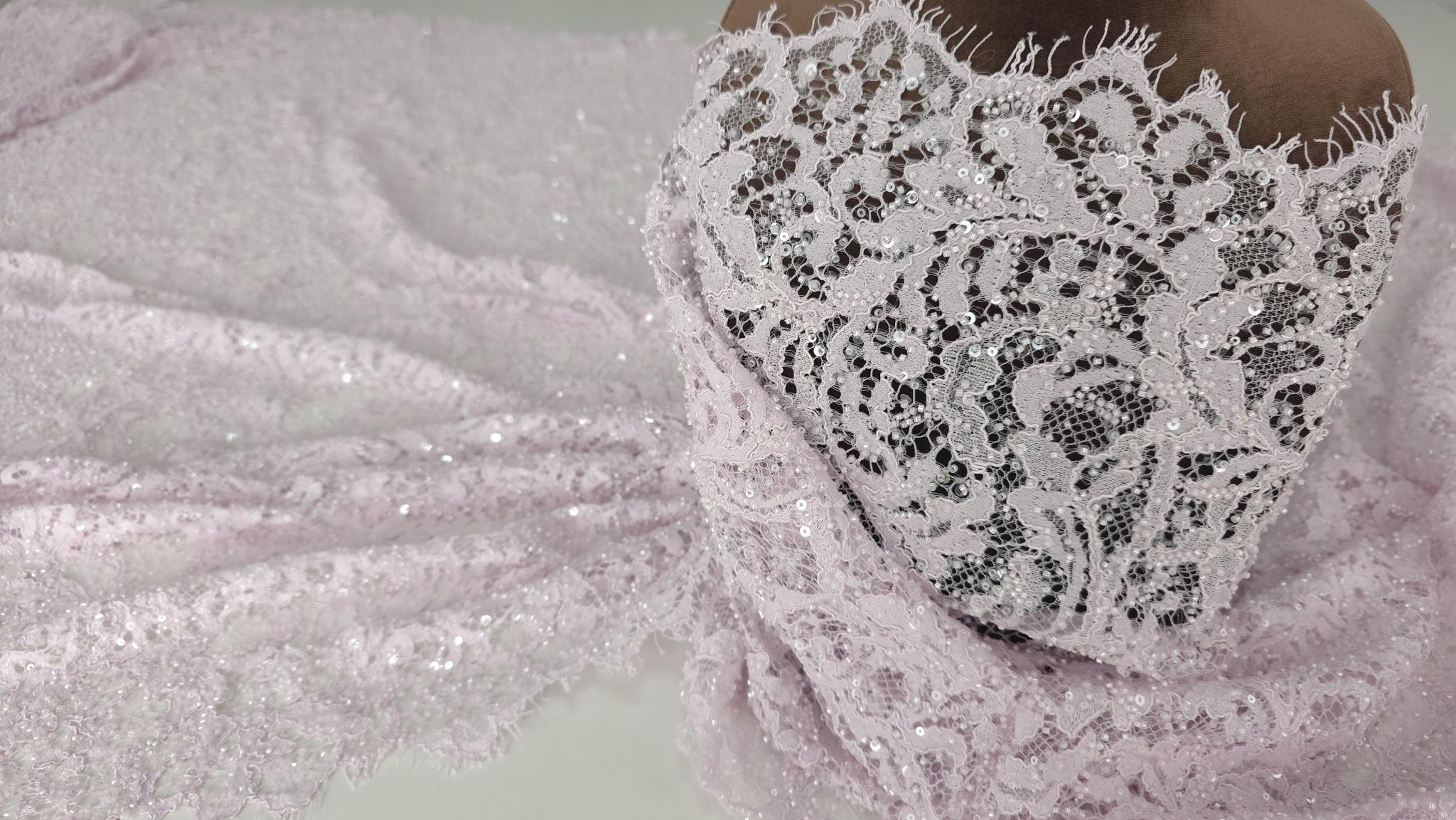 Țesătură roz pastel pe manechin, vedere laterală cu bordură vizibilă