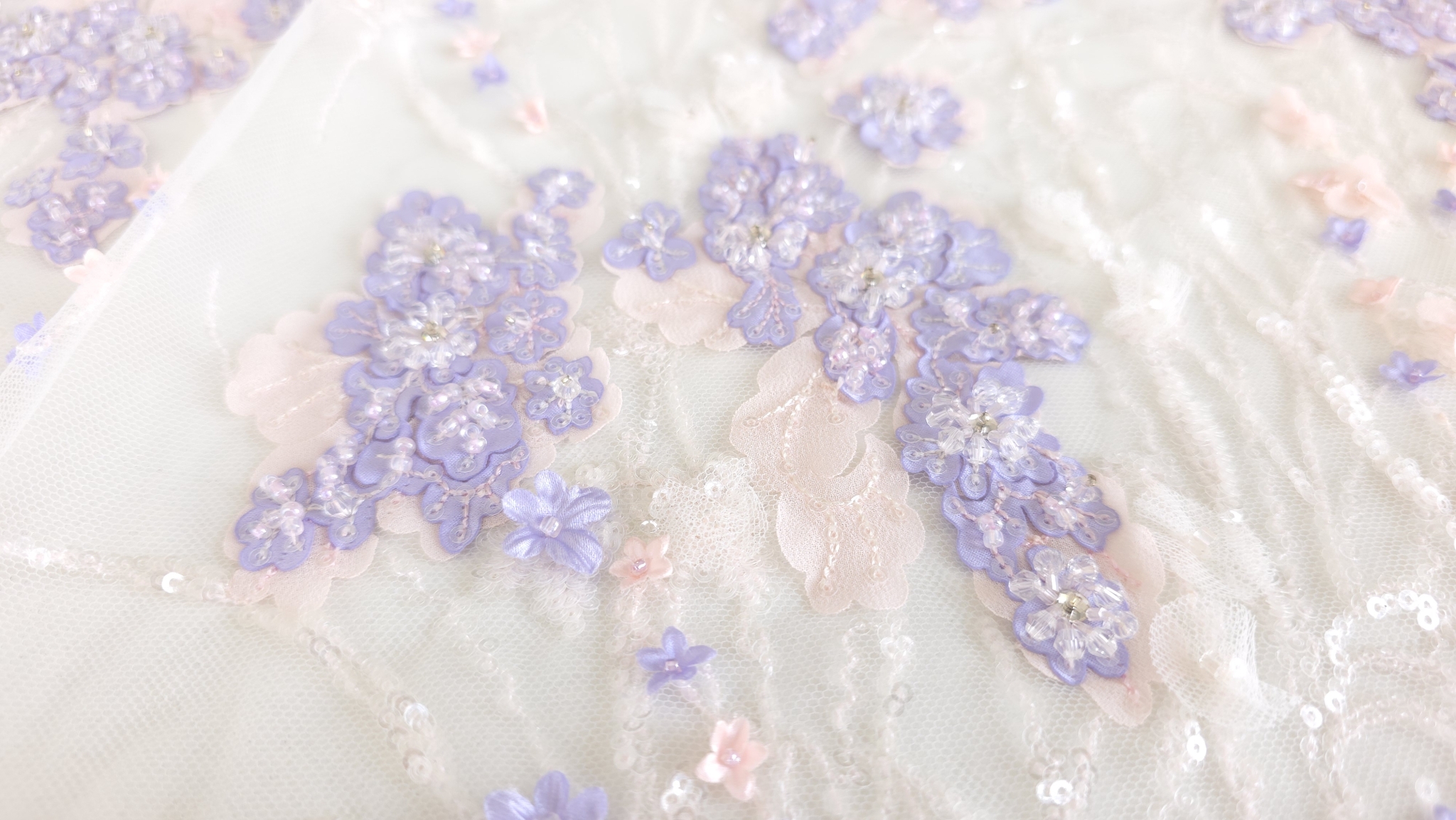 Textil cu flori în relief și paiete detaliu macro al mărgelelor fixate pe petale