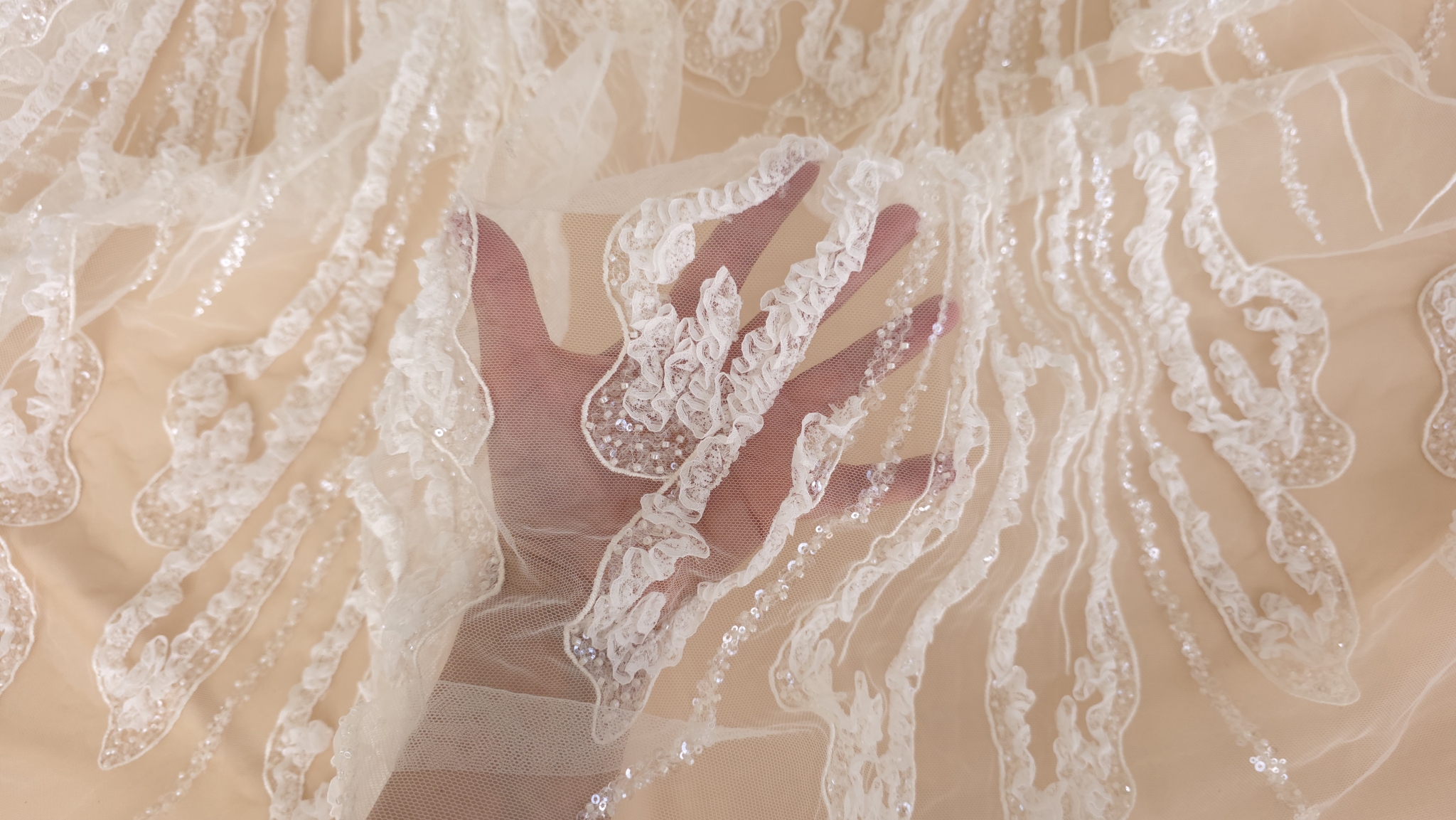 Forme arcuite ivory cu volănașe și micropaiete pe fond nude transparent