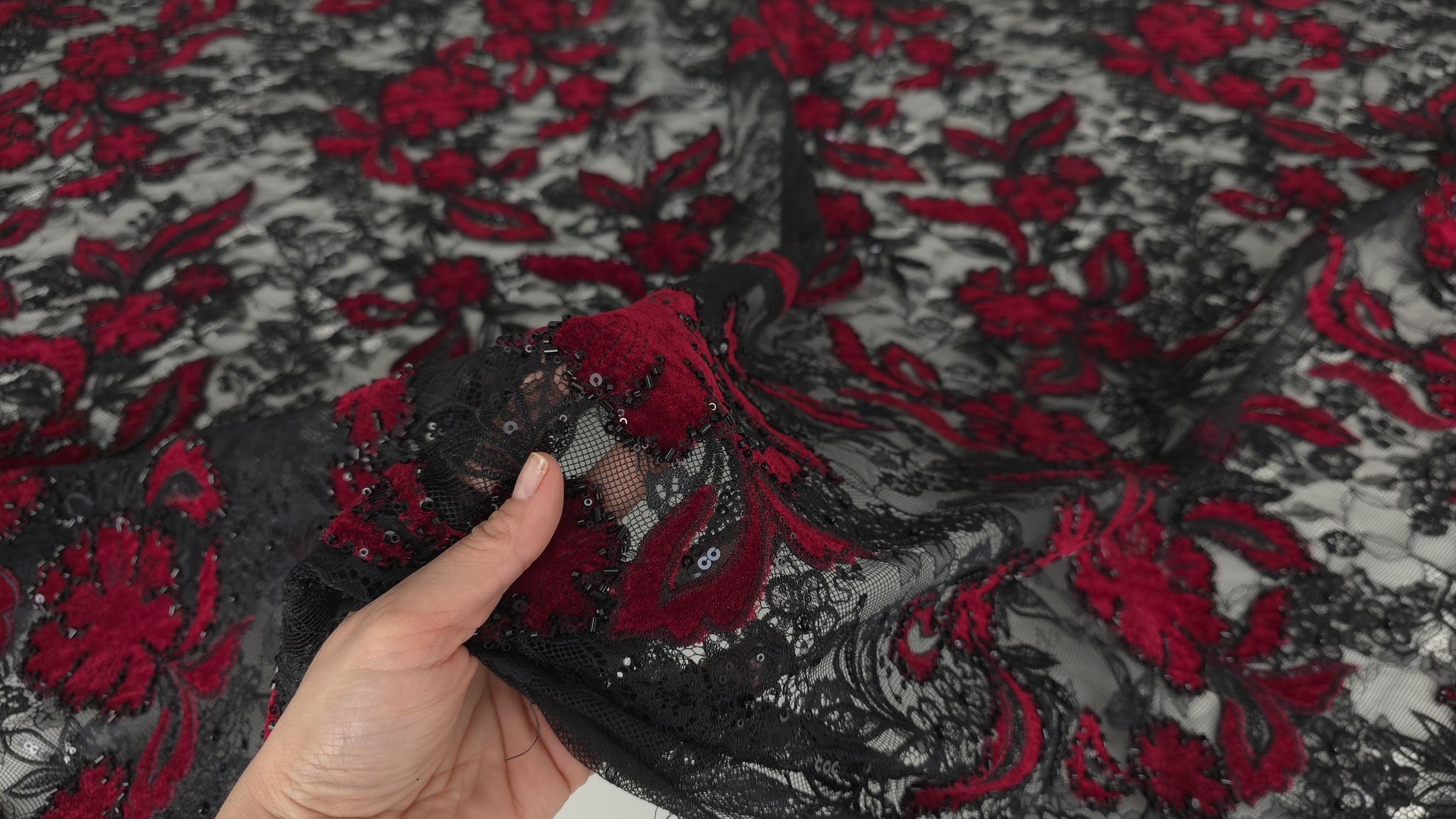Tulle negru transparent cu desen floral din catifea roșu sânge, dantelă chantilly