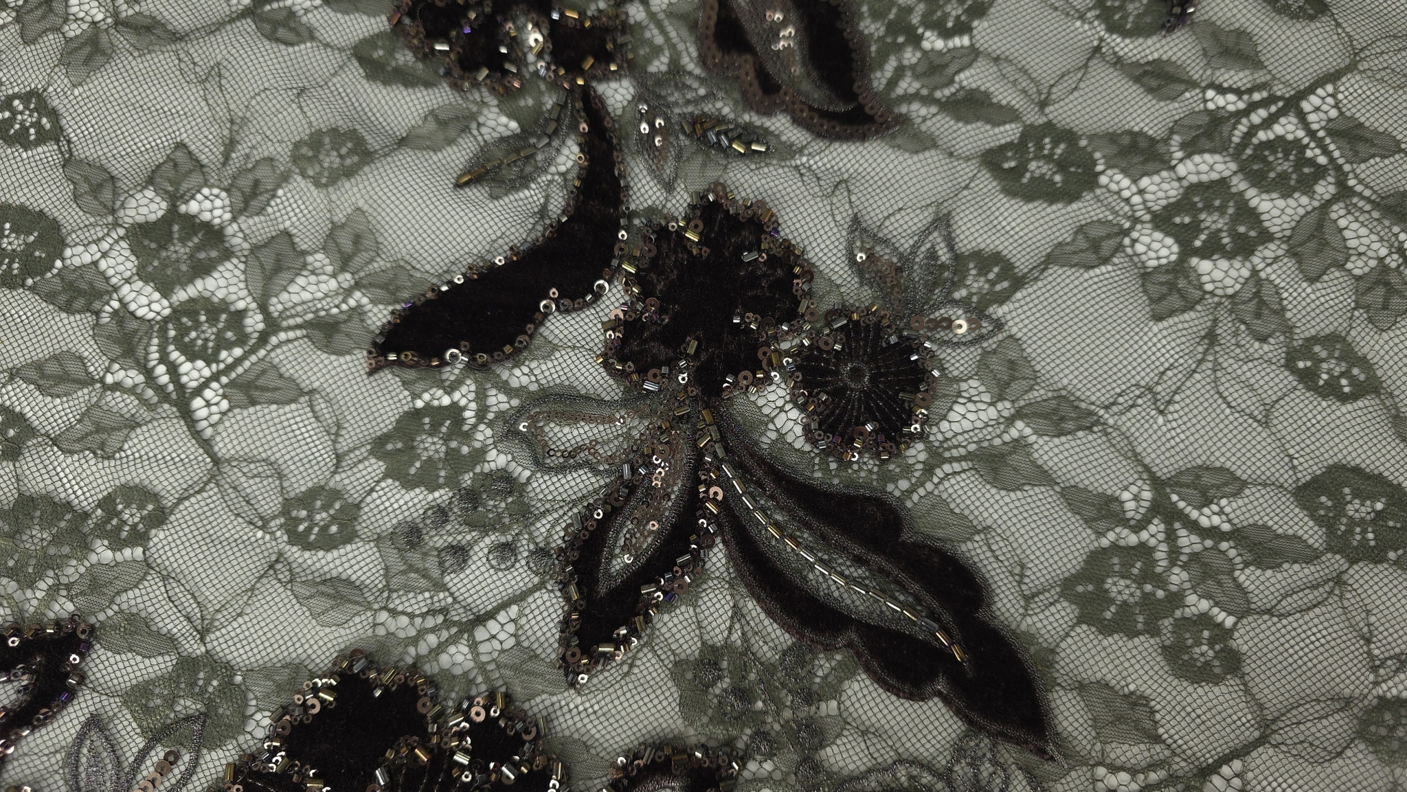 Tulle verde olive transparent cu motive florale în plan apropiat